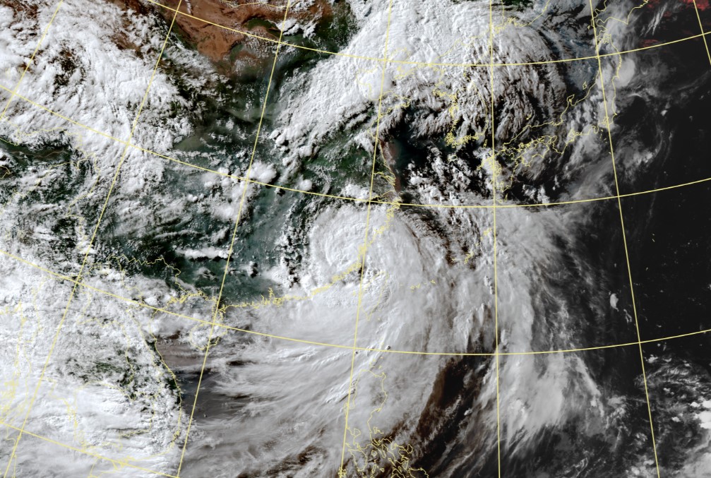 凱米已減弱為輕度颱風，仍為中南部帶來致災雨勢。（翻攝自氣象署官網）