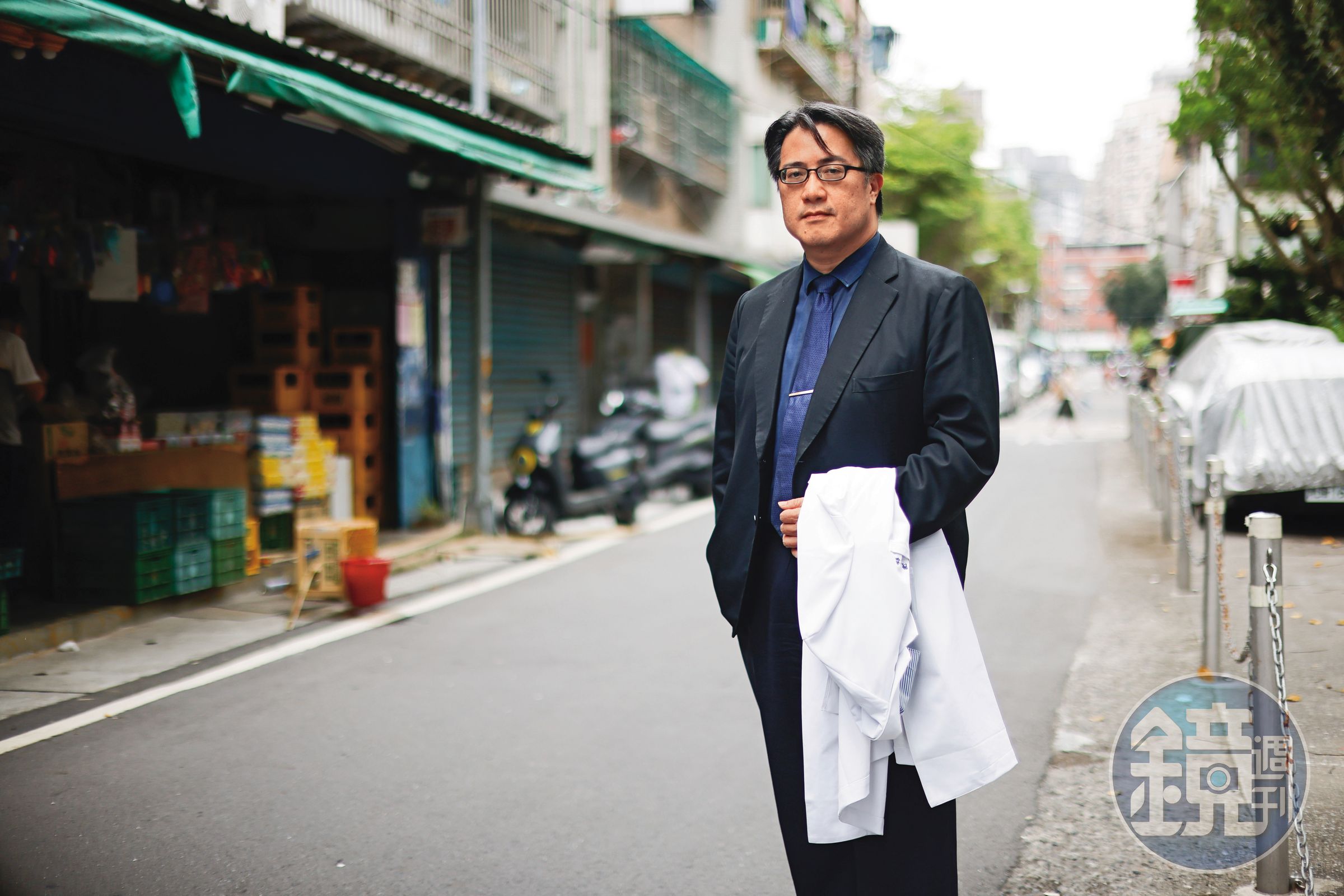 陳亮恭是高齡醫學權威，熟讀古今中外文史哲學，常被稱為披著白袍的文青、人文學家。