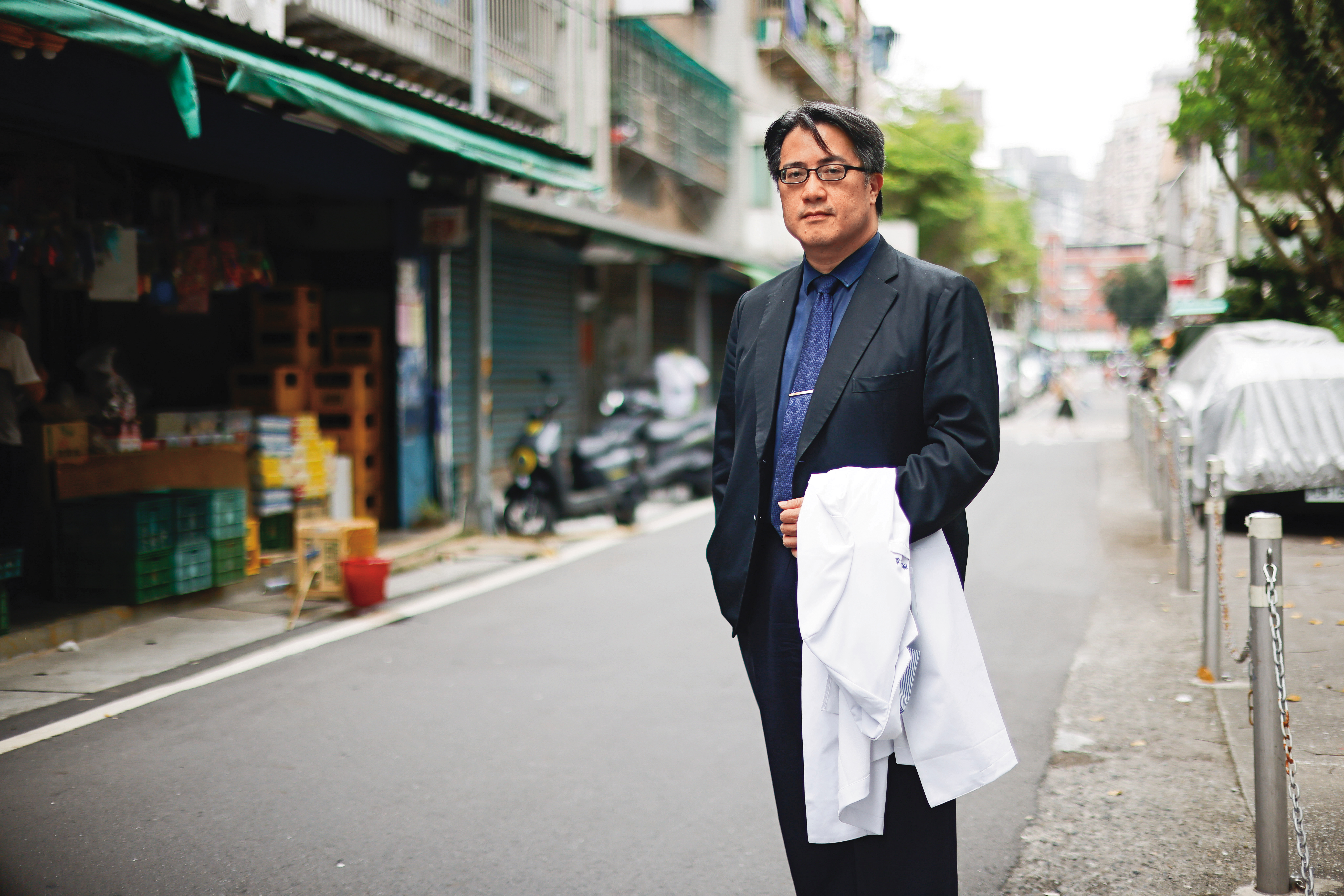 陳亮恭是高齡醫學權威,熟讀古今中外文史哲學,常被稱為披著白袍的文青、人文學家。