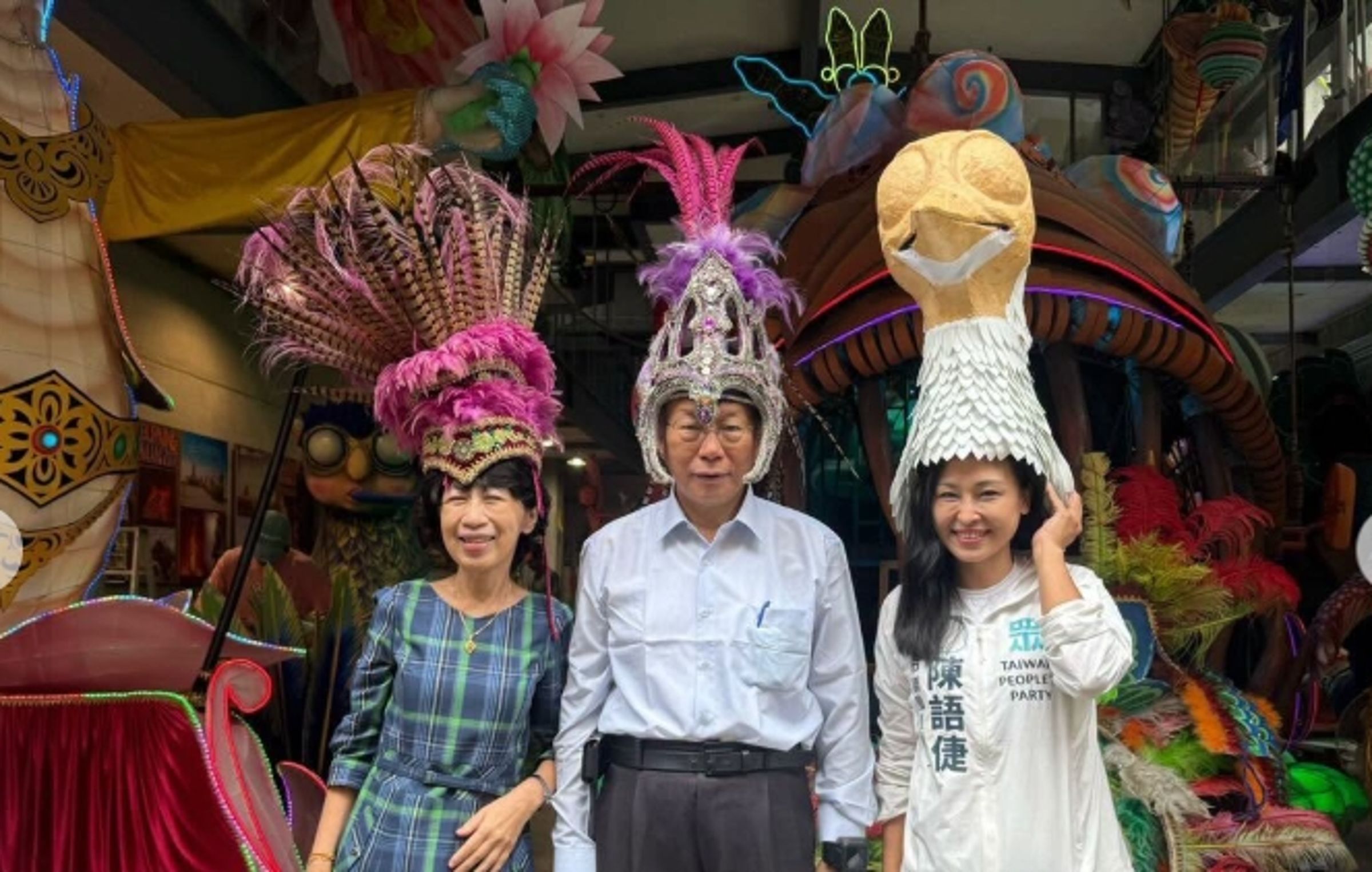 陳佩琪(左)今天酸,賴清德夫人躲起來做公益是哪門子的道理啊?。(取自陳佩琪臉書)