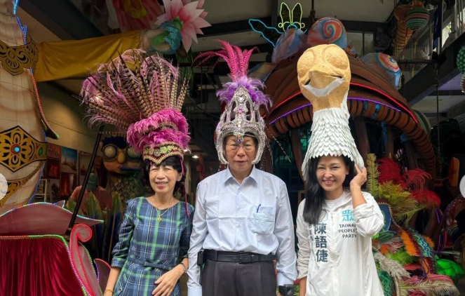 陳佩琪(左)今天酸,賴清德夫人躲起來做公益是哪門子的道理啊?。(取自陳佩琪臉書)