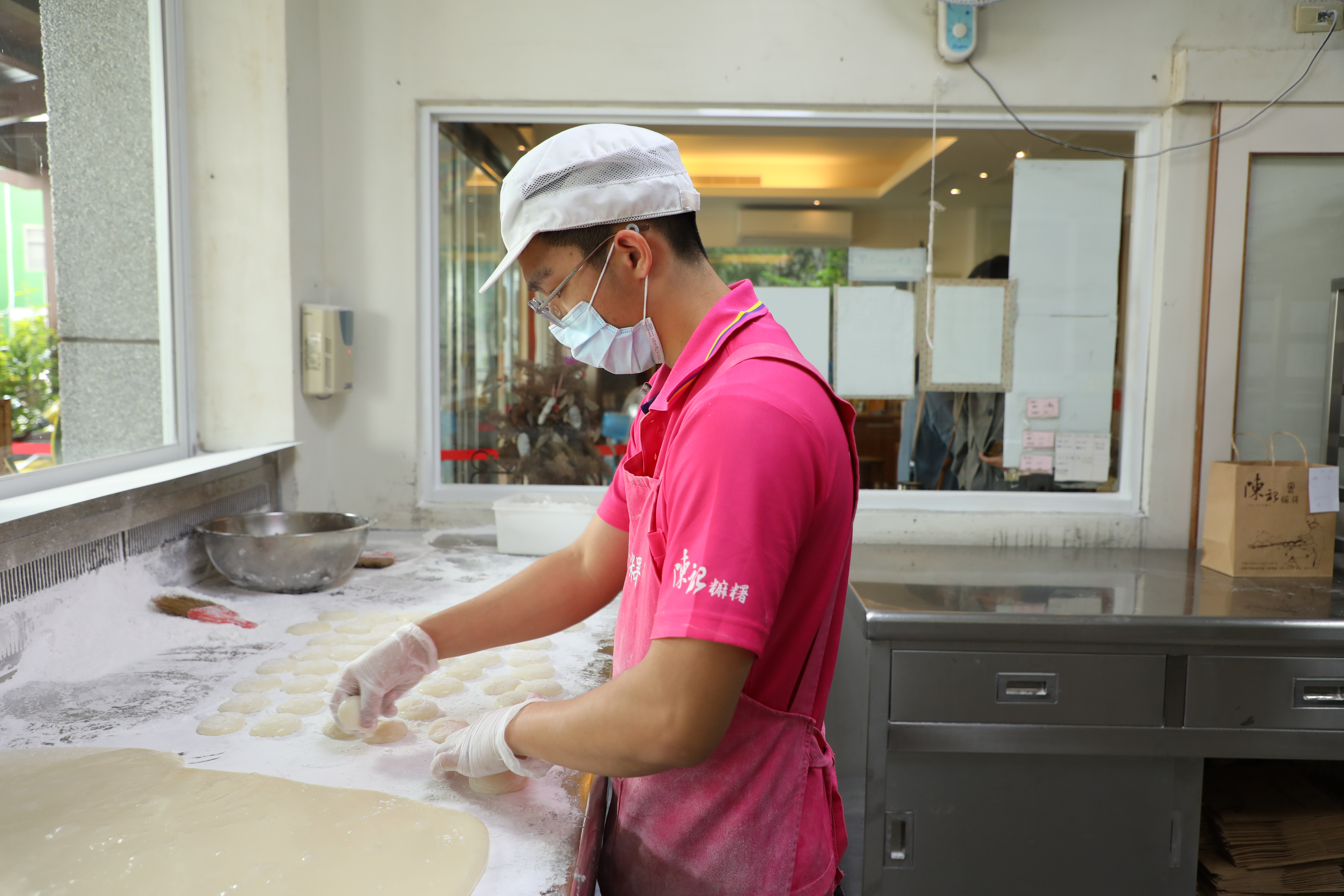 陳記多年來堅持手工製作，且製作過程透明，商品皆是當日現做，售完為止。