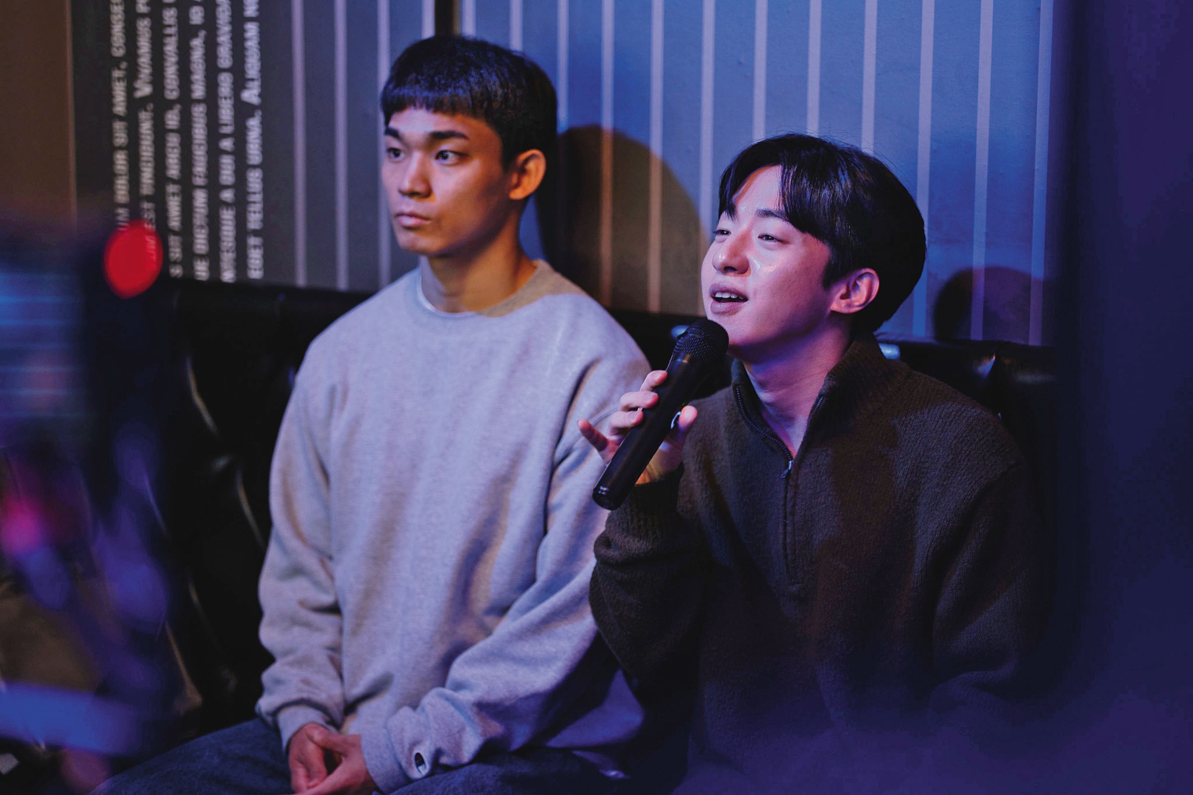 曹有鉉（左）飾演同志脫北者，在某聚會認識了金賢睦（右）逐漸培養出情誼。（好威映象提供）