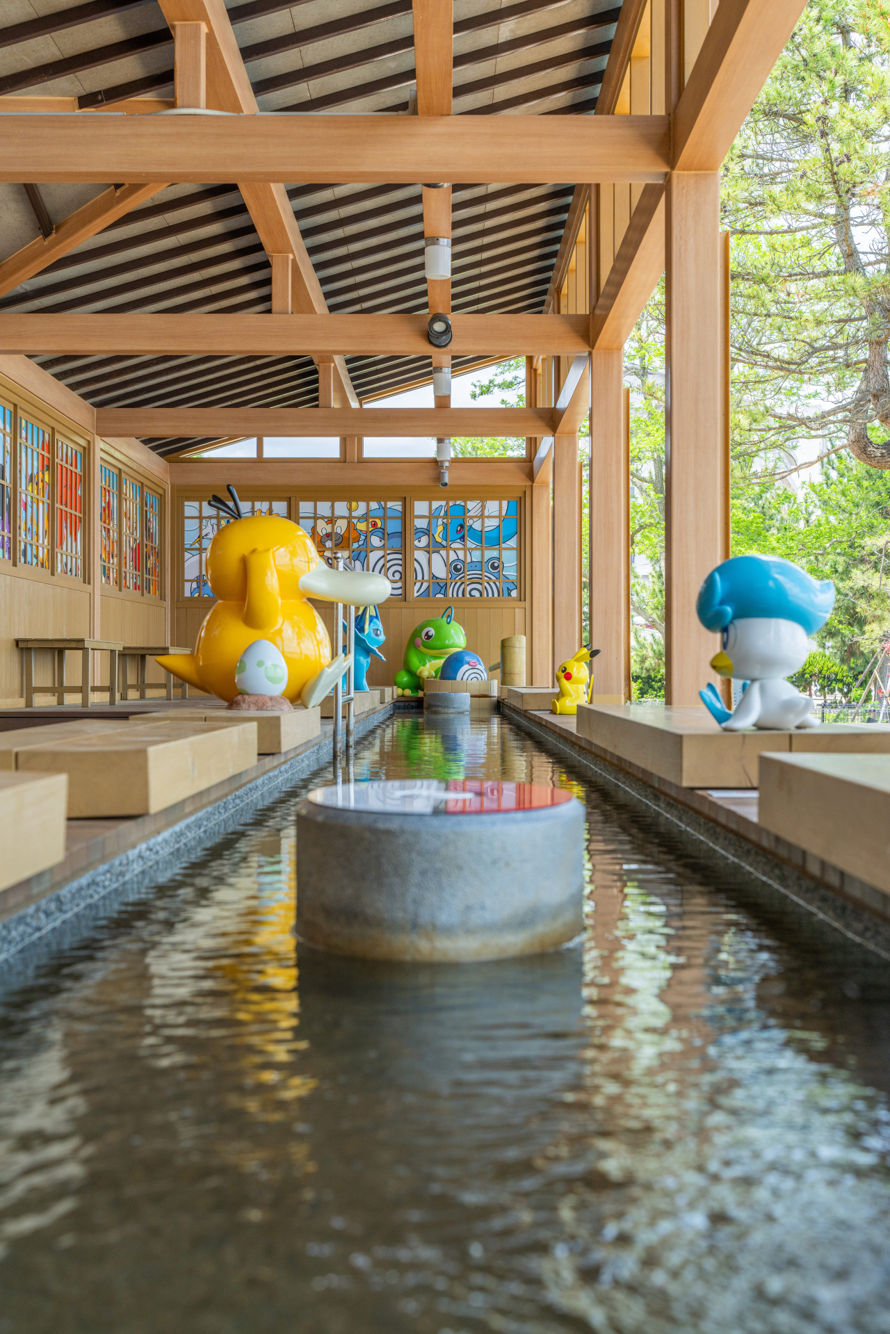 皮卡丘與7隻水屬性寶可夢與大家一起泡足湯。(翻攝自石川県の観光/旅行サイト)