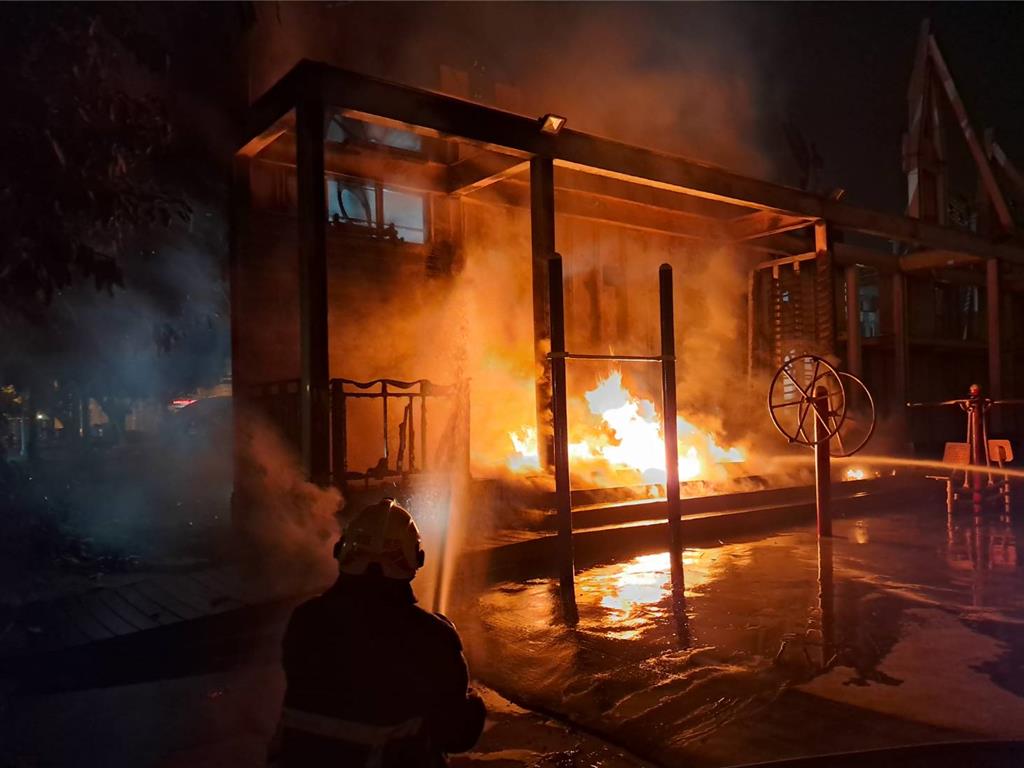 彰化市三民路與長順街口的親子公園，戲水區後方涼亭凌晨竄出火舌，整個塑膠平台陷入火海。（翻攝畫面）