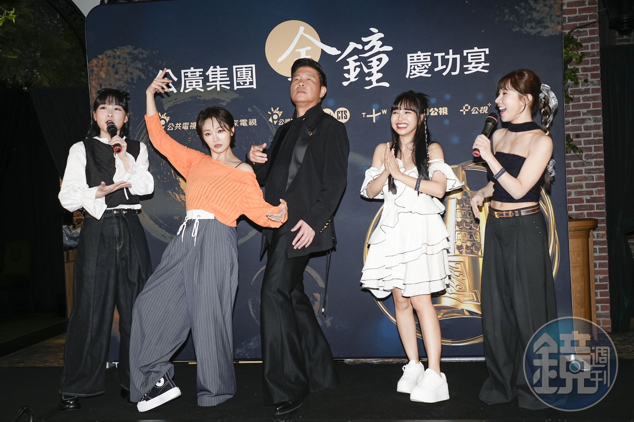 曾國城（中）被指台下冷笑，親自回應了。
