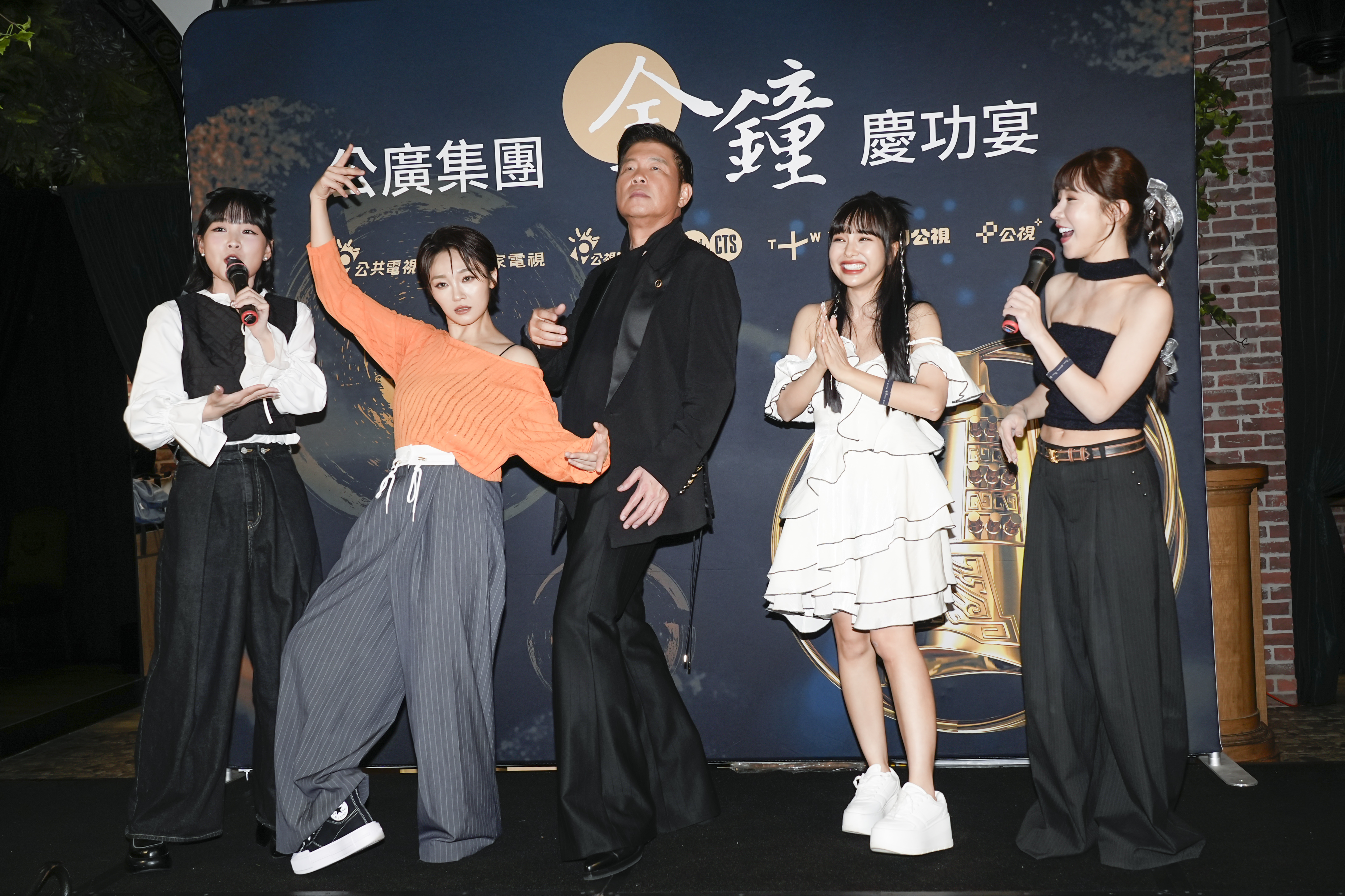 曾國城（中）被指台下冷笑，親自回應了。