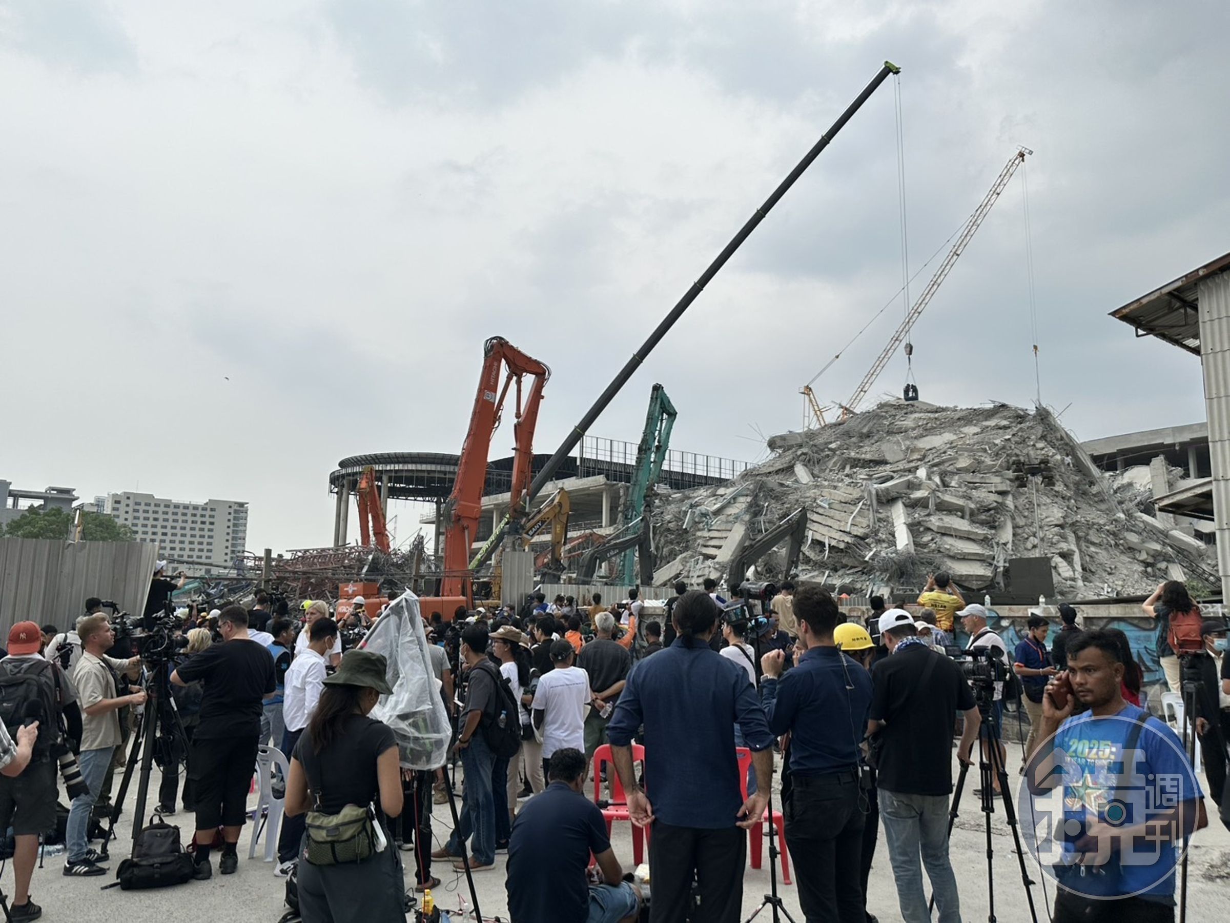 泰國興建中的30層審計大樓應聲倒塌,造成多人死傷及下落不明。