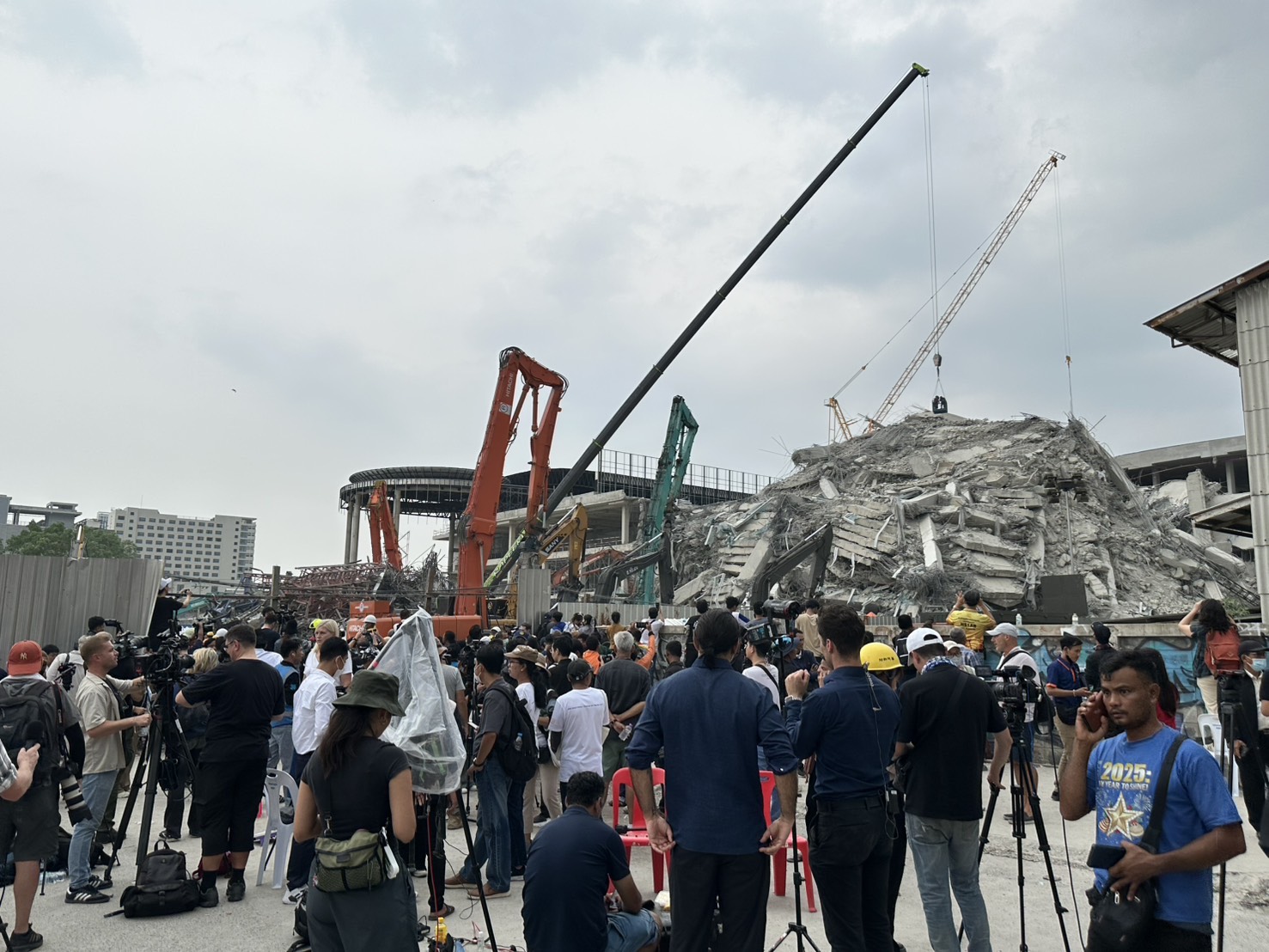 泰國興建中的30層審計大樓應聲倒塌，造成多人死傷及下落不明。