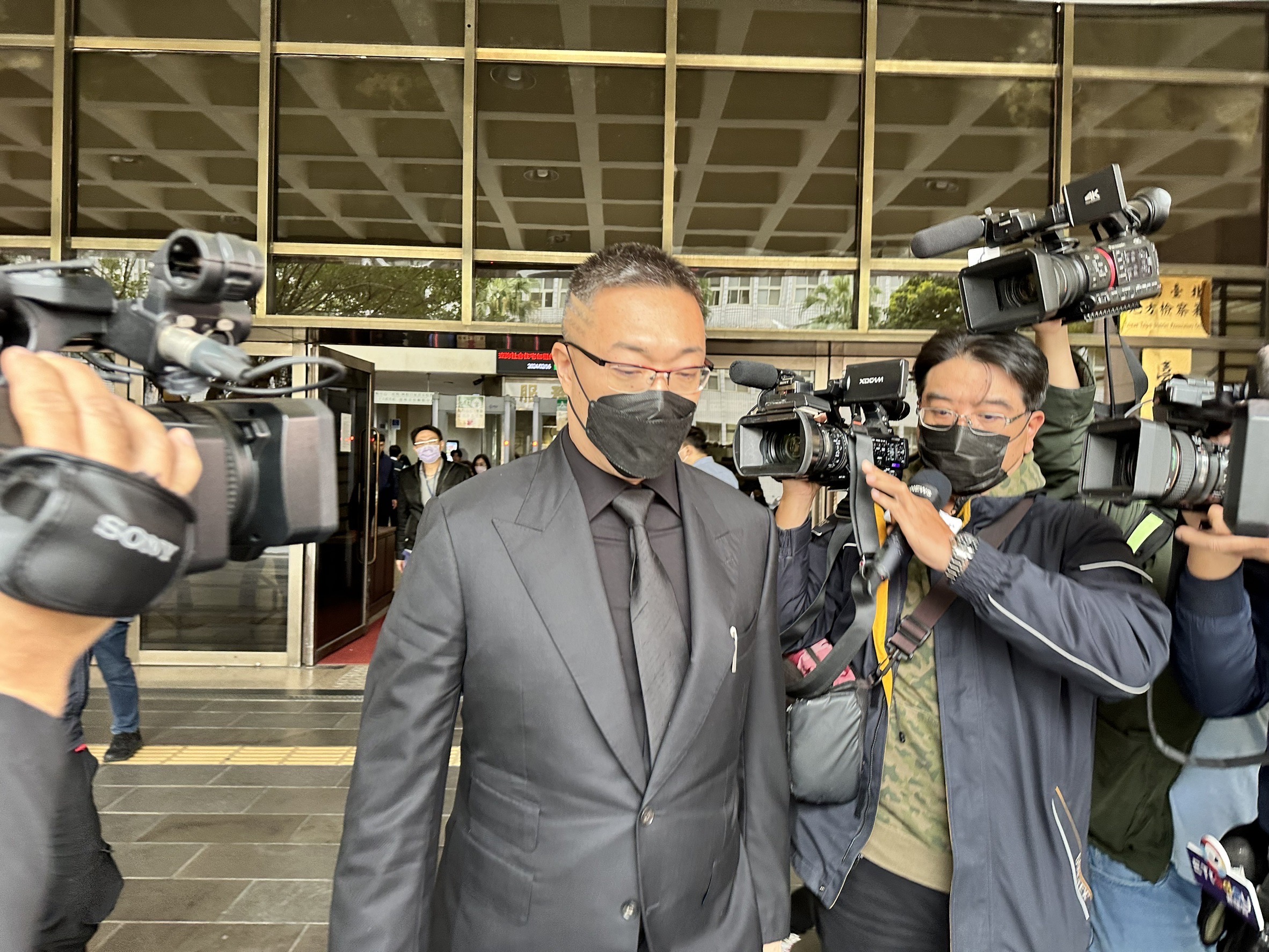 朱學恒涉嫌強吻鍾沛君遭判刑1年2月，高院日前裁定10月6日起，延長其限制出境、出海8個月。（本刊資料照）