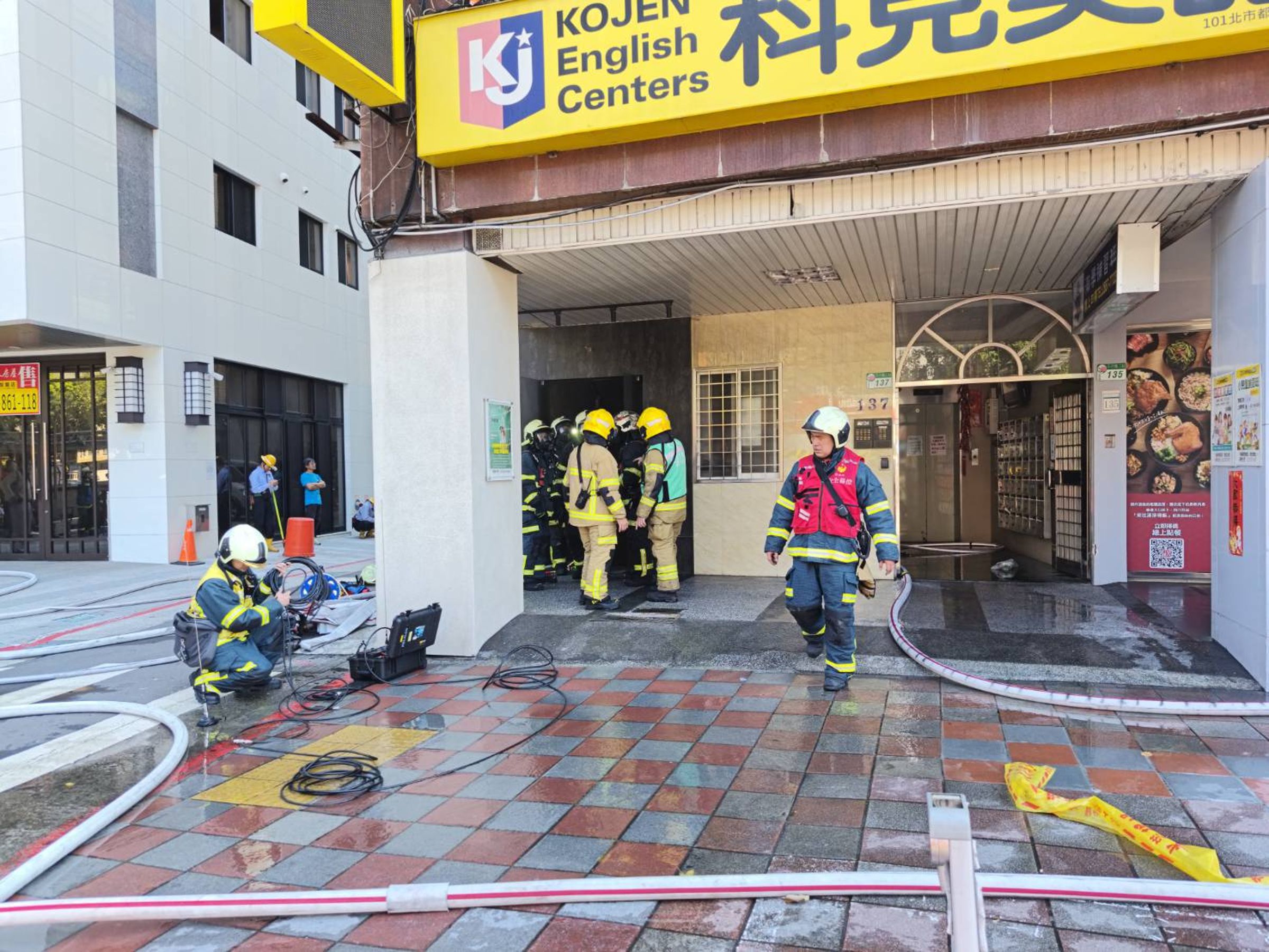 消防人員佈署水線進入大樓地下室灌救。（翻攝畫面）