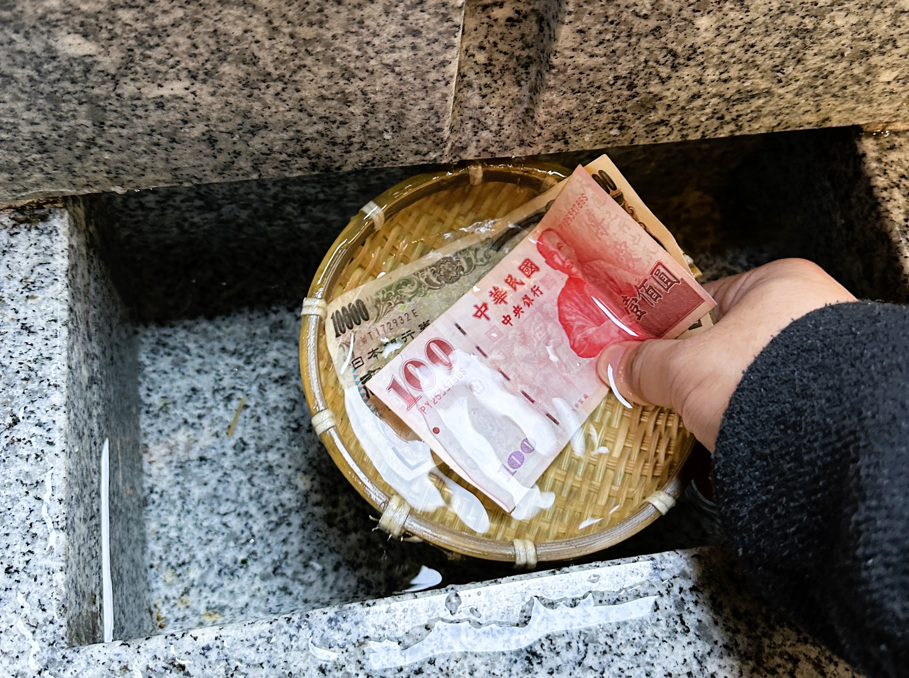 據傳在錢洗井沖洗自己帶來的錢,晾乾後妥善保管,可以為自己招來財富喔。(讀者提供)