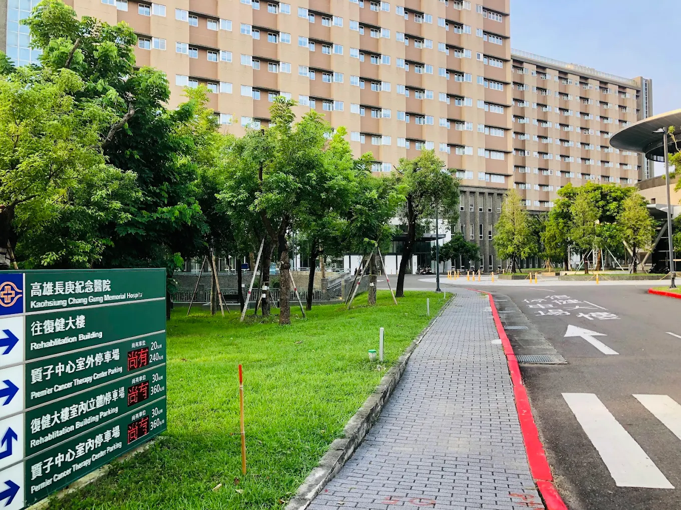 長庚醫院證實疑似食物中毒案,已有19人就診並依規通報。(翻攝自Google Maps/神祕客攝)