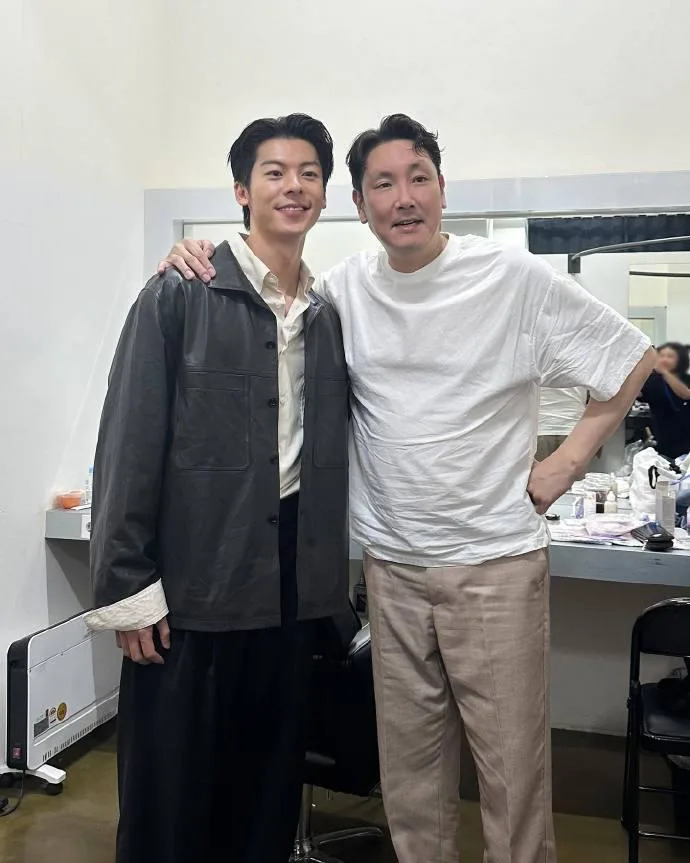 許光漢曾與趙震雄合作韓劇《無路可走:輪盤賭》,趙震雄來台時,2人也留下合影。(翻攝 sarament_official IG)
