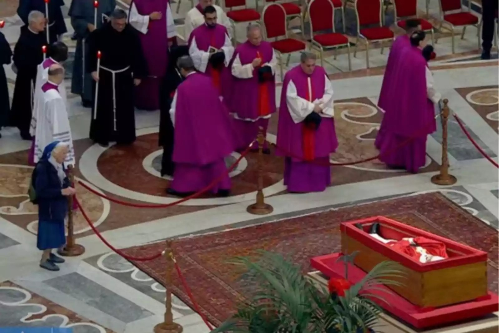 珍妮維耶芙修女越過警戒區送別教宗，畫面感動全球。（翻攝Vatican Media畫面）