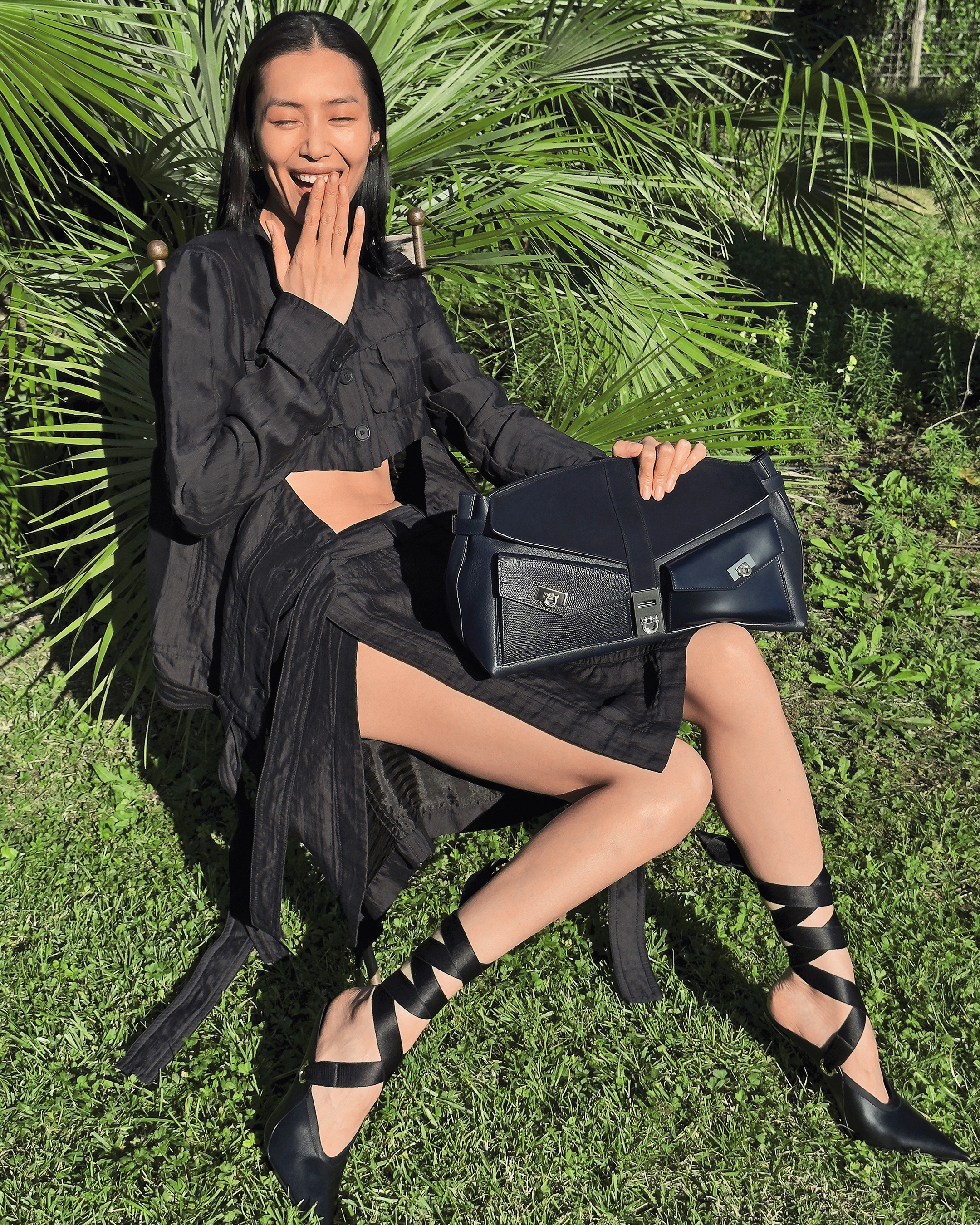 國際名模劉雯示範的FERRAGAMO 2025春夏系列形象廣告，重新定義義式奢華。（FERRAGAMO提供）