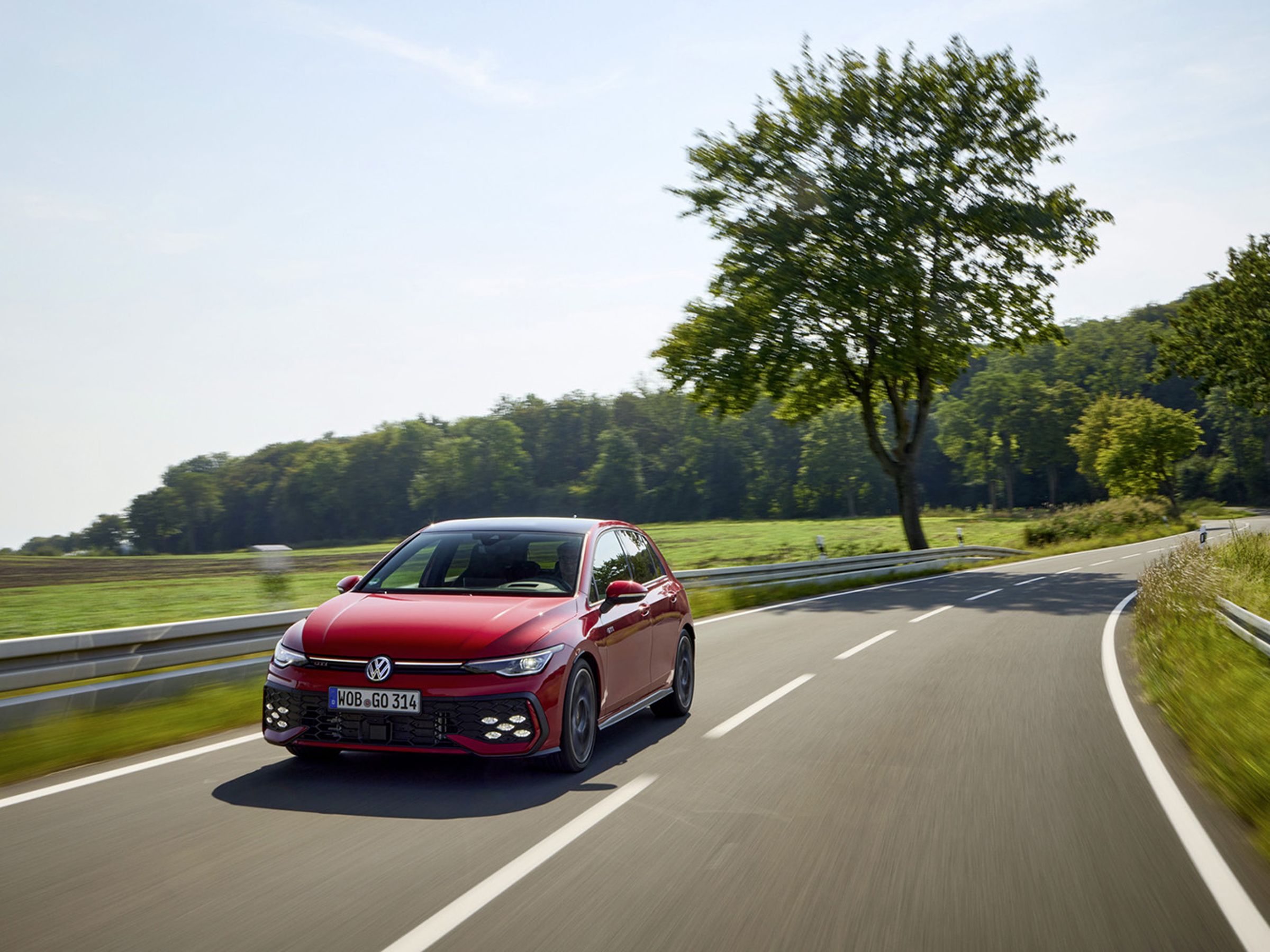 Golf GTI EDITION 50 更於紐柏林北環賽道締造 7 分 44 秒 523 單圈成績，正式成為綠色地獄紐柏林最速量產前驅車。 