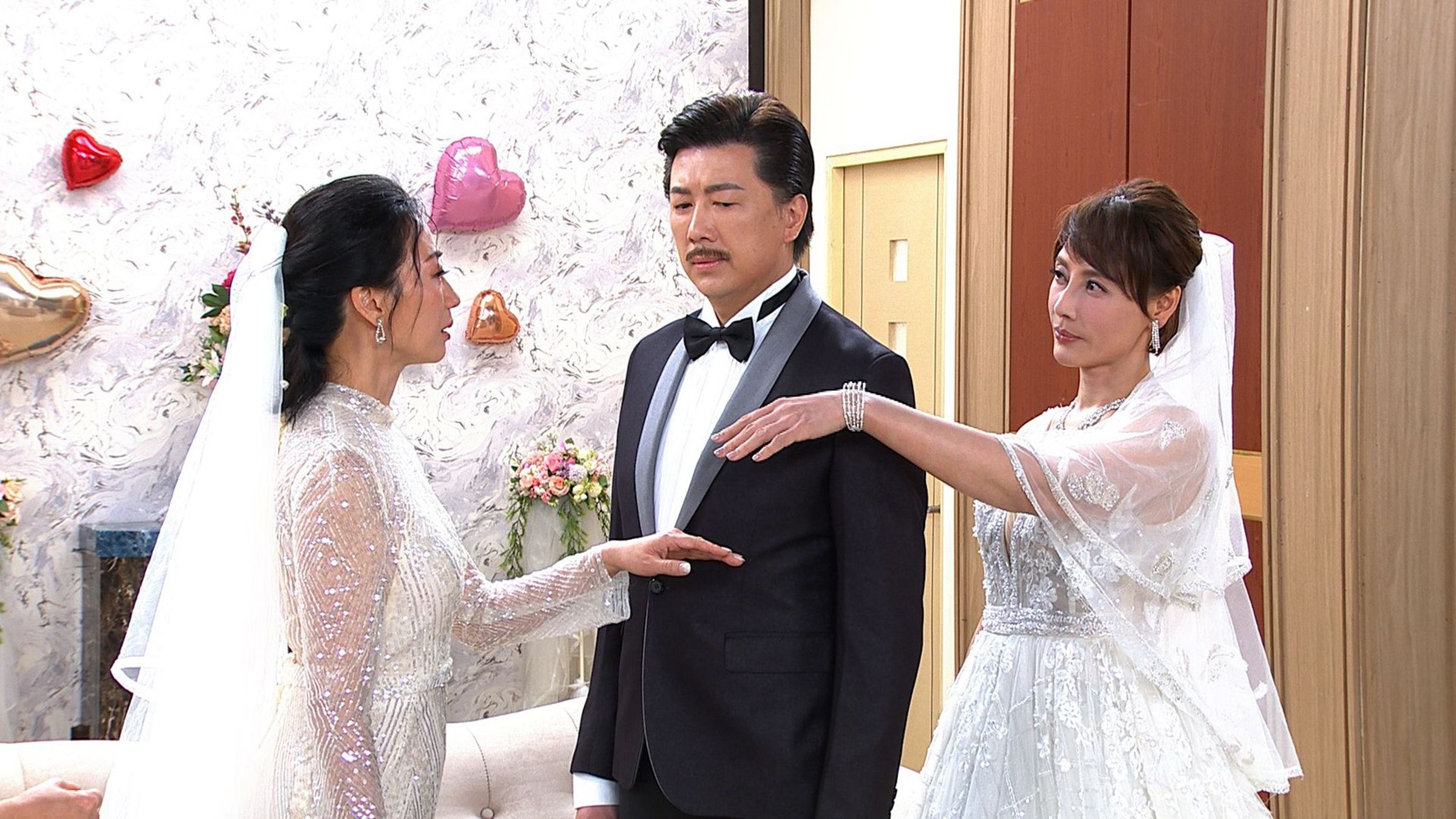 《豆腐媽媽》李沛綾、吳皓昇、潘奕如三人在新娘休息室崩潰。（民視提供）