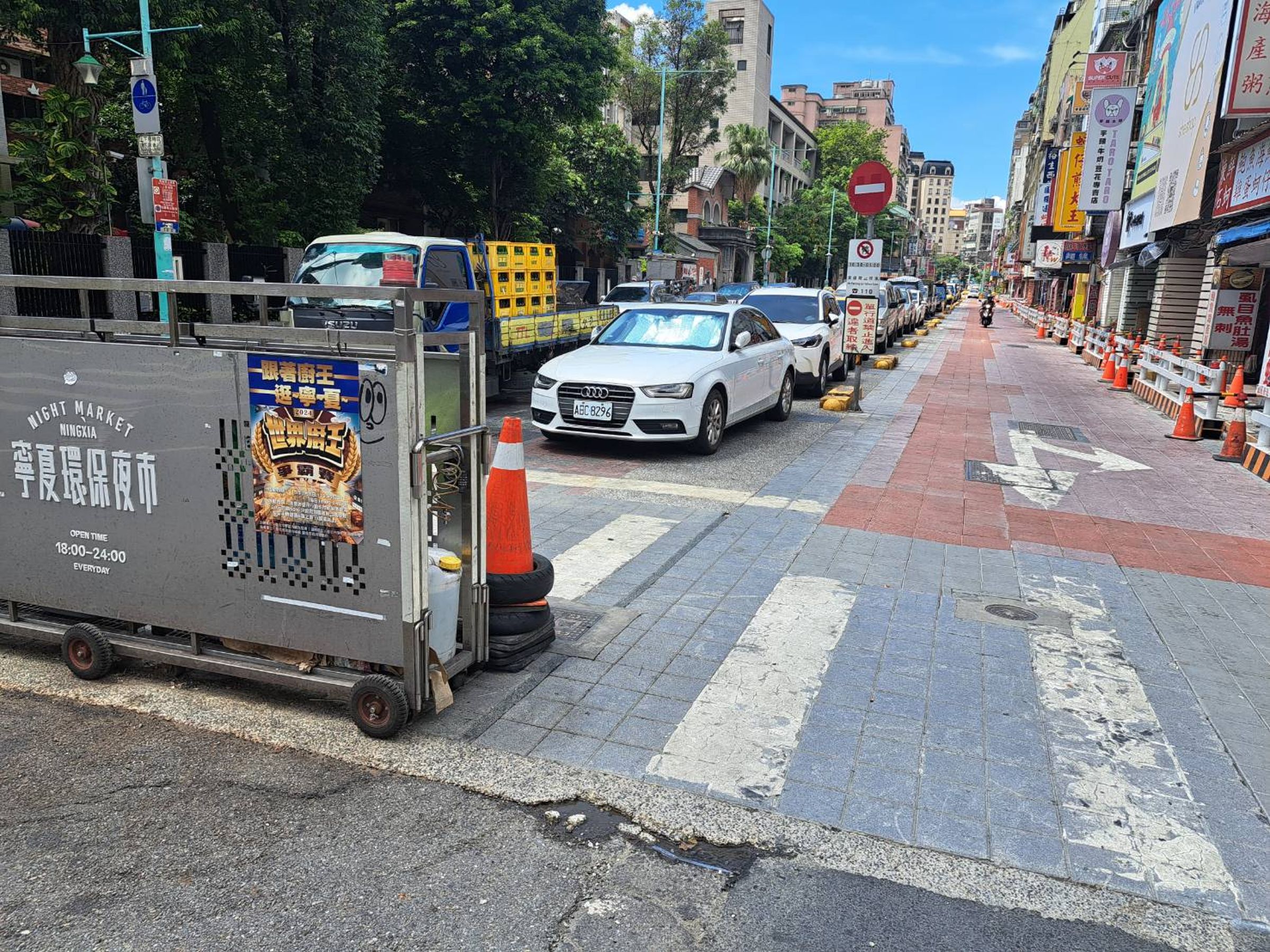 寧夏夜市地磚老化破損將施工2個月重鋪，難免會影響攤商的生計。（北市新工處提供）