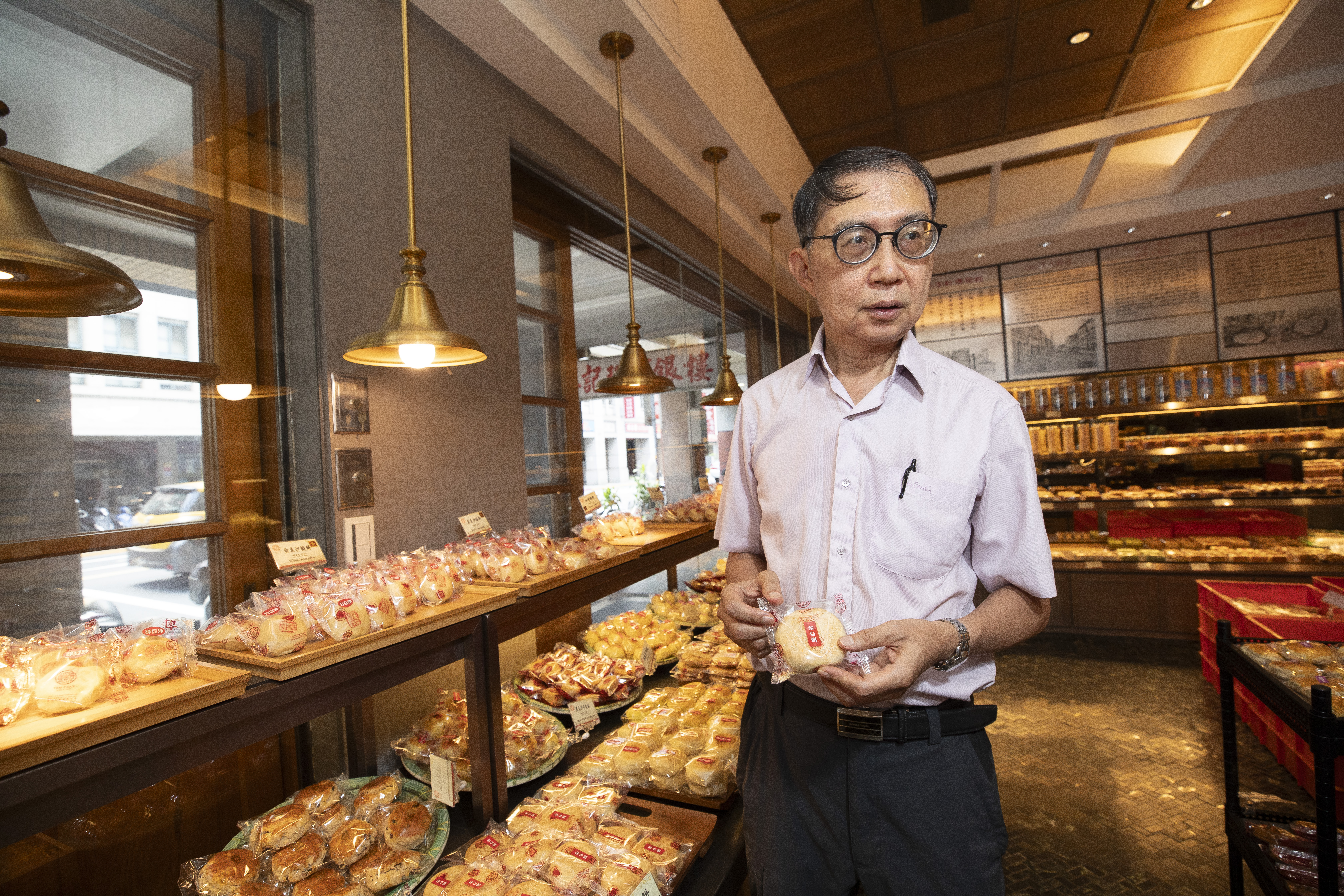 邱獻德靠貼心服務抓緊客人，不少知名大企業、廟宇都是常客。