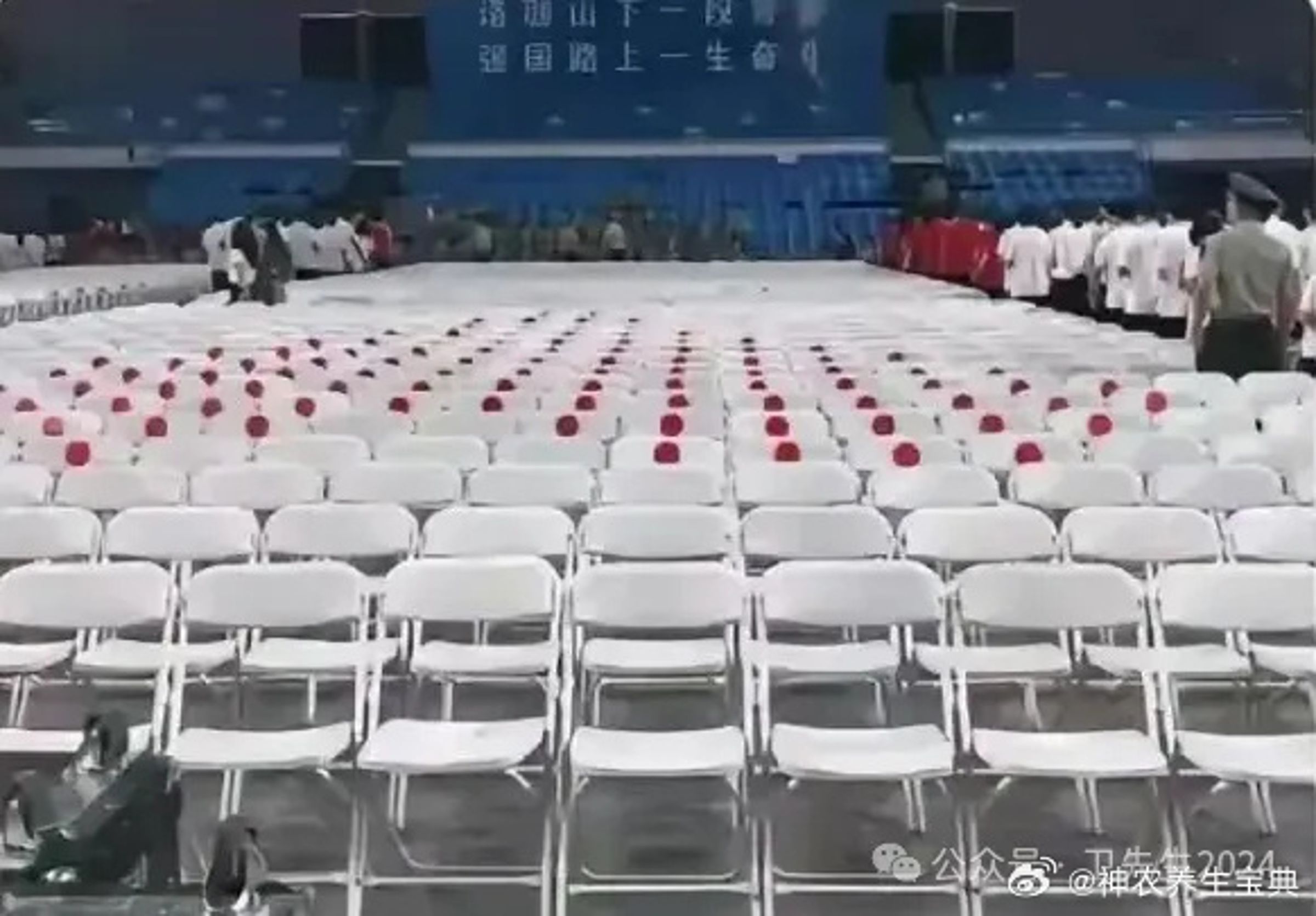 武漢大學的開學典禮,座位上的貼紙引爆中國網友怒火。(翻攝自微博)