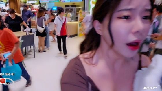芭比吉妮一路狂奔。(翻自asiatoday.co.kr)