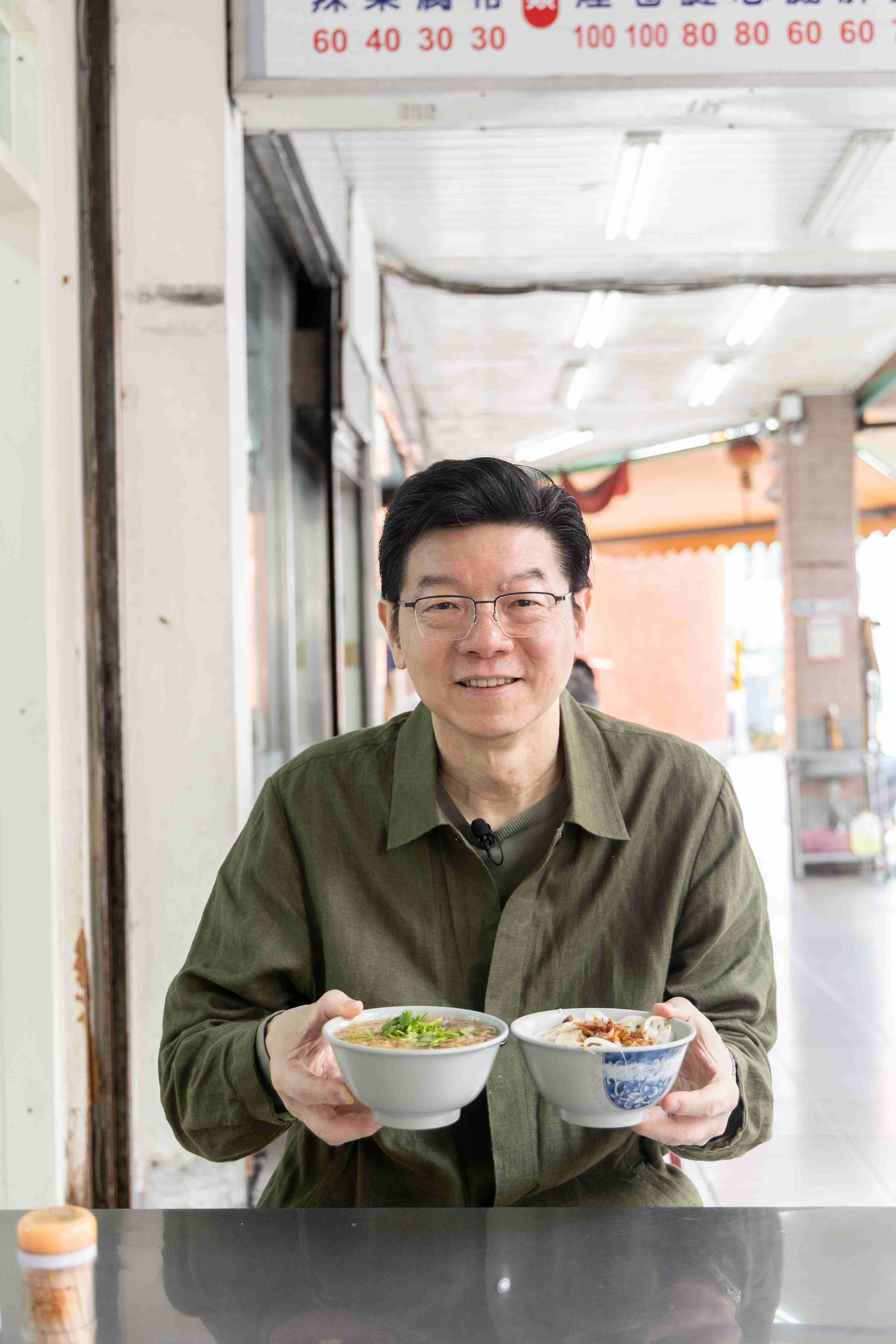 裴社長在大廟口吃到閩客飲食文化融合的滋味。