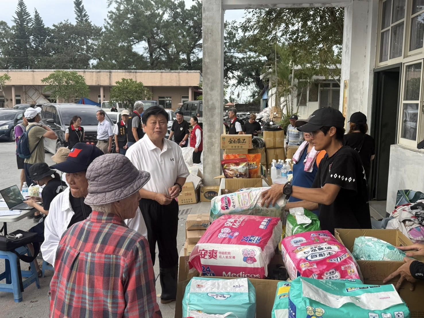 針對花蓮縣政府被指卡白飯車，傅崐萁（中）回應了。（翻攝傅崐萁臉書）