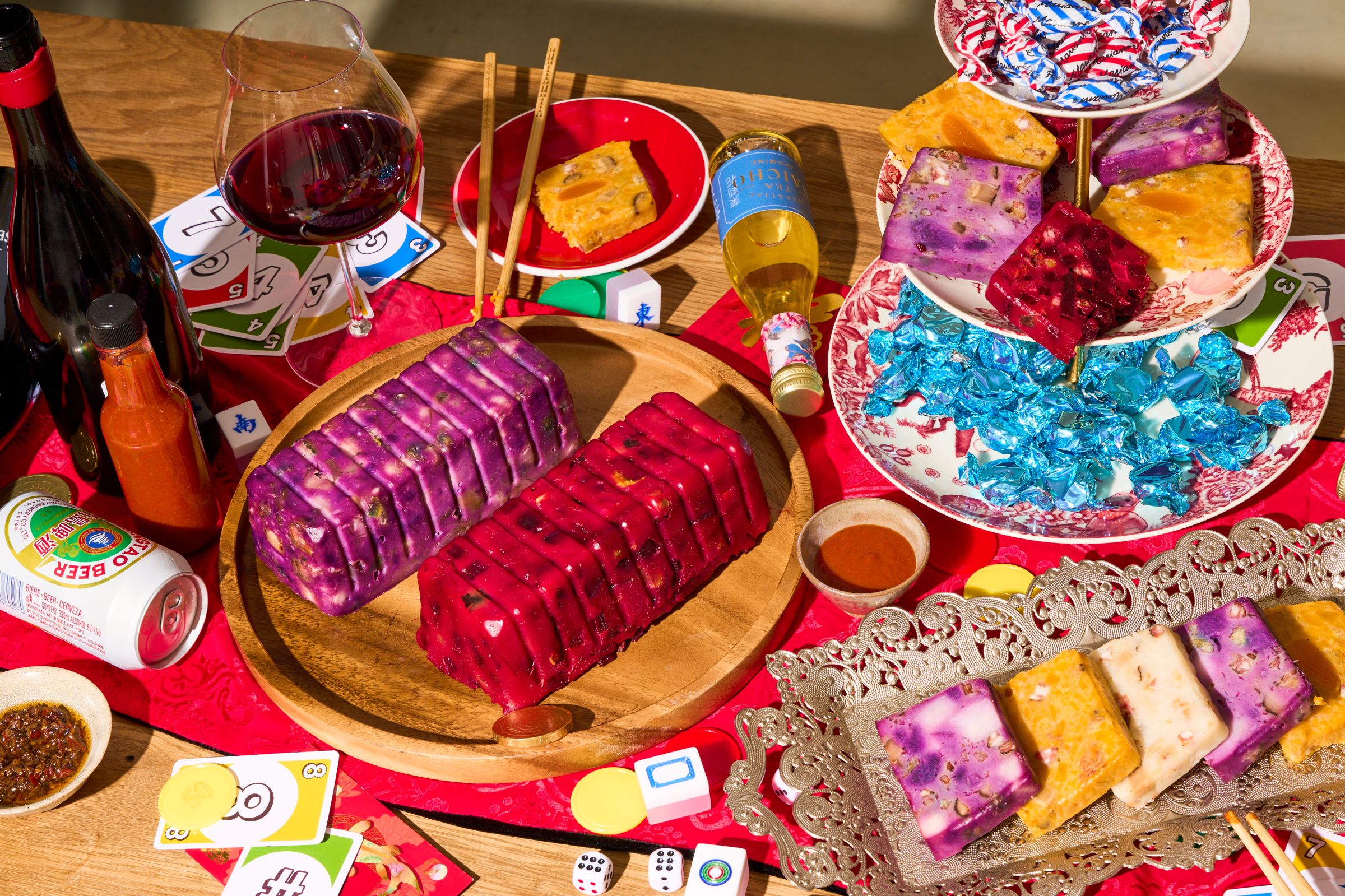 用上兩種芋頭的「大紫」是「紫薯芋頭糕」（左），口感軟糯清香。（港幣288元／900克，約NT$1,212，May Chow提供）