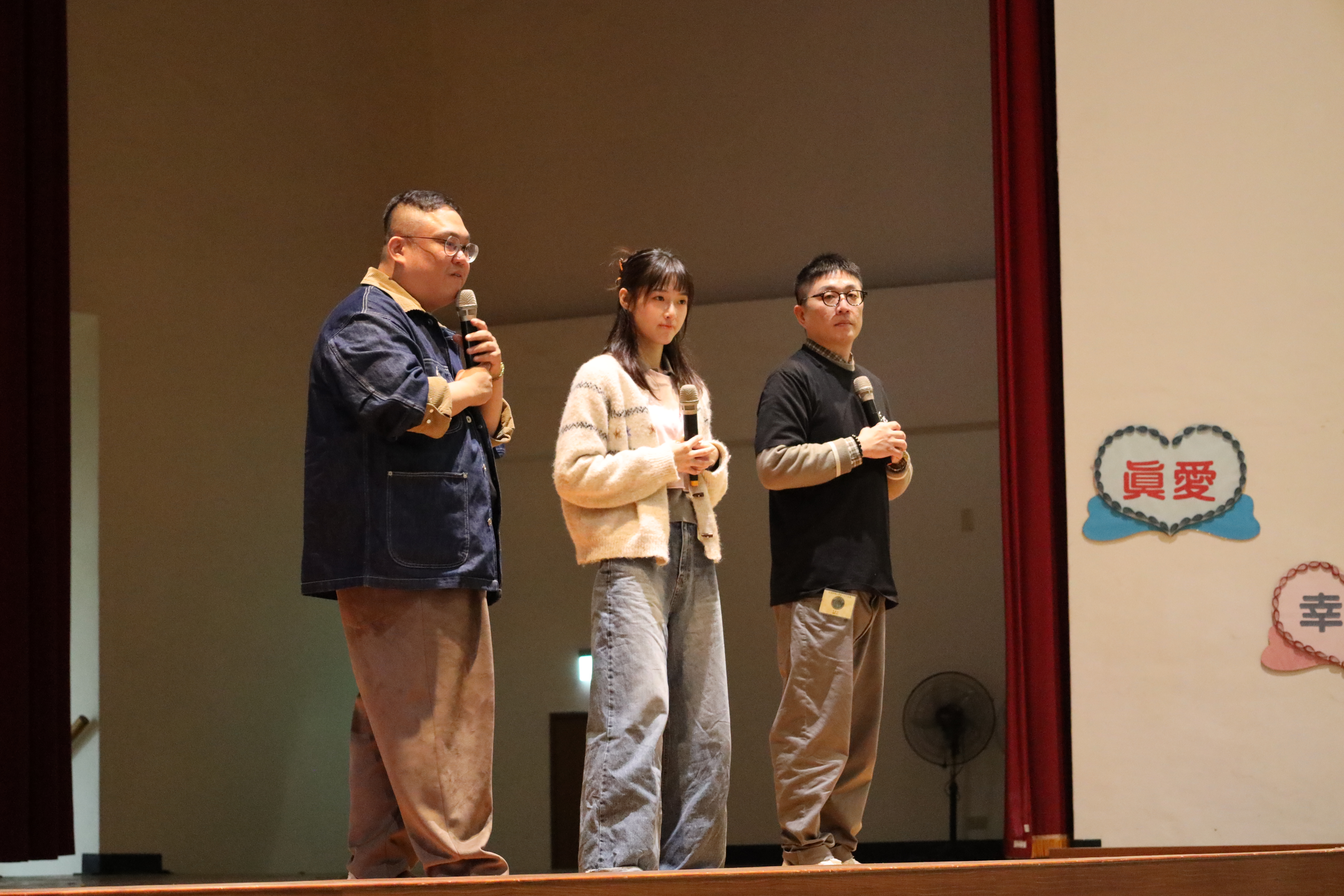 導演林孝謙與編劇呂安弦及演員何曼希帶著《陽光女子合唱團》到法務部矯正署台中女子監獄放映，讓近千名收容人也能欣賞電影。（壹壹喜喜提供）