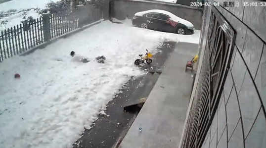 女子整個人被雪淹沒。(翻自X平台)