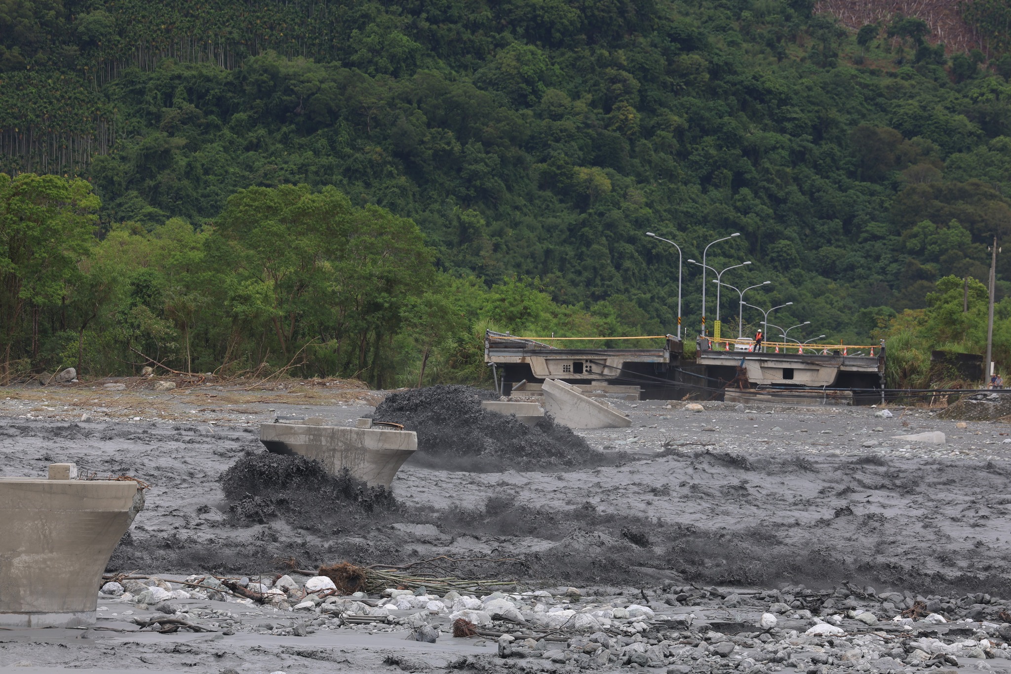 馬太鞍溪堰塞湖溢流，橋梁斷裂。（翻攝卓榮泰臉書）