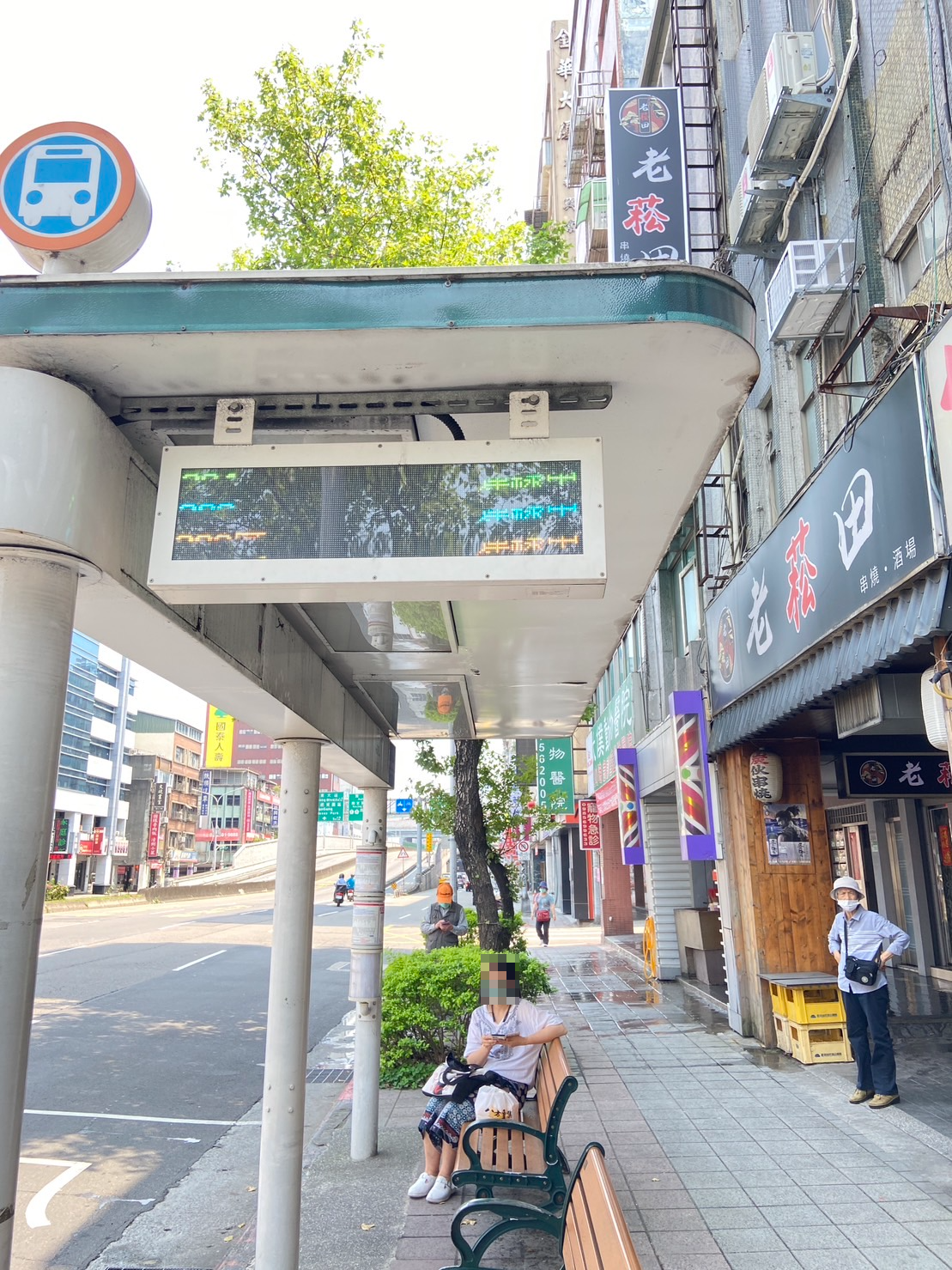 地震影響，有公車站跑馬燈不斷顯示連線中。（讀者提供）
