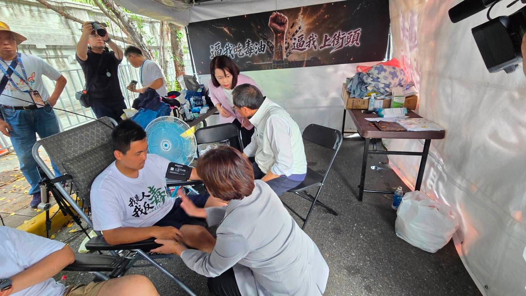蘇清泉稱藍營絕食4小雞血壓剩110「撐不住」　吳欣岱：別誤導健康知識