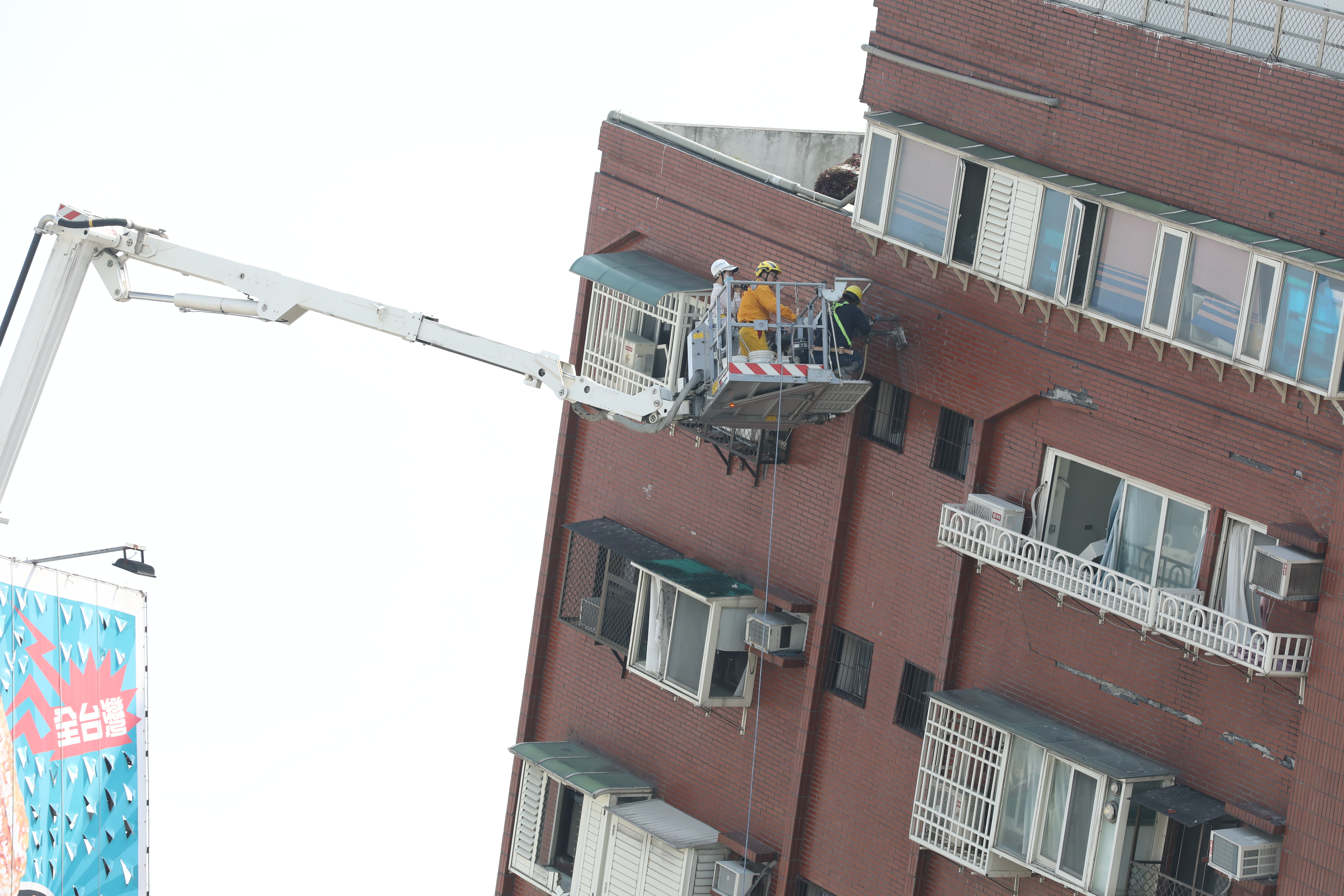 花蓮縣政府建設處證實，天王星大樓拆除進度確實因救貓延誤。