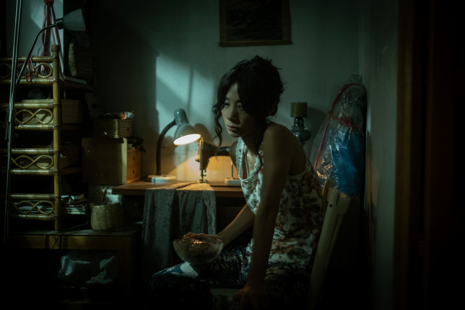 白靈在《七月返歸》展現她特立獨行的魅力，把失魂落魄的單親媽媽演到入木三分。（車庫娛樂提供）