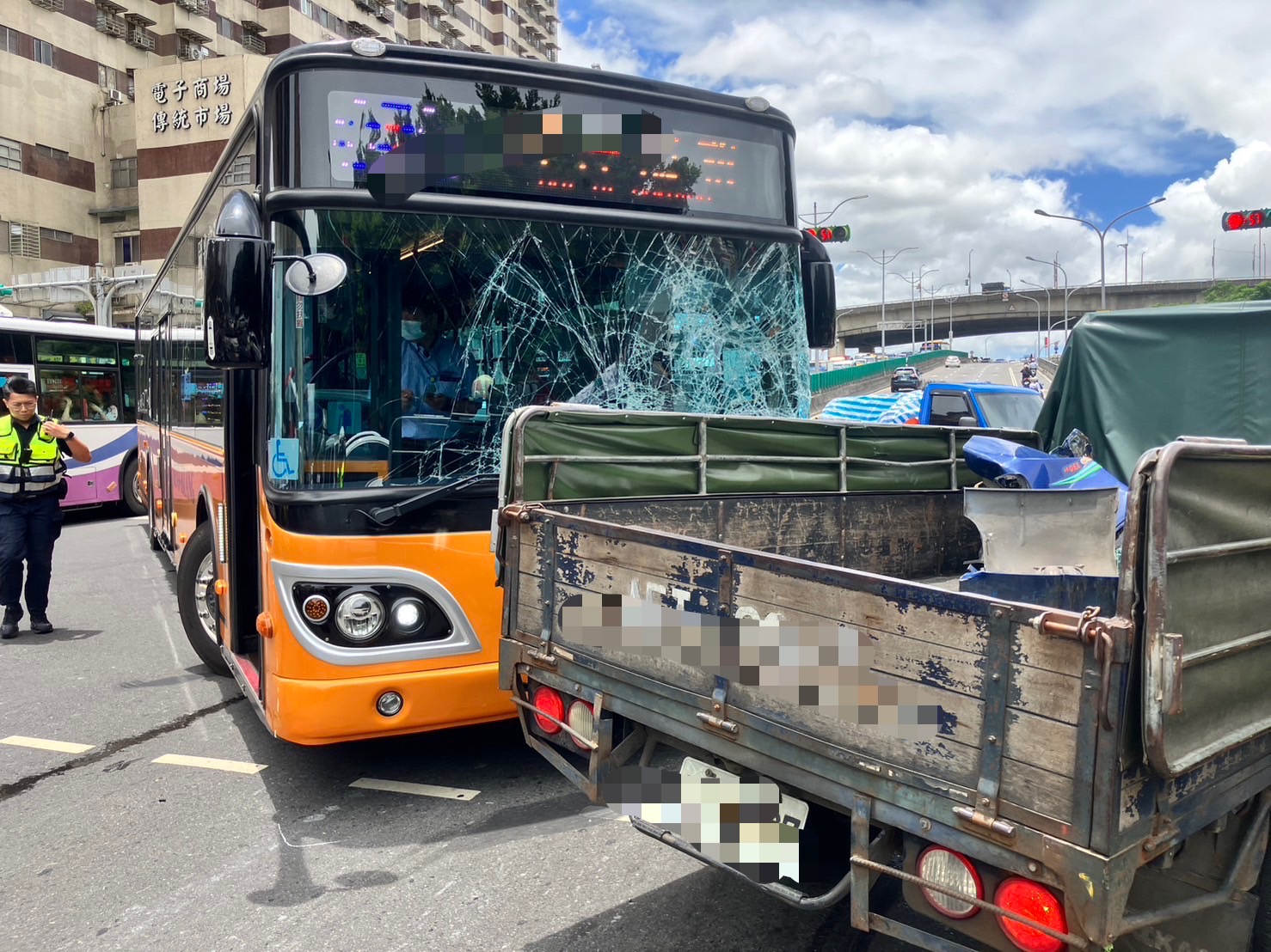 挨撞公車司機與車上乘客幸無受傷，警方撤離相關人後進行調查。（翻攝畫面）