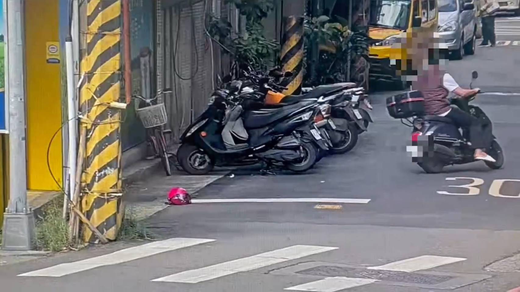 高男偷路邊機車，沒戴安全帽就將贓車騎走，行為大膽。（翻攝畫面）