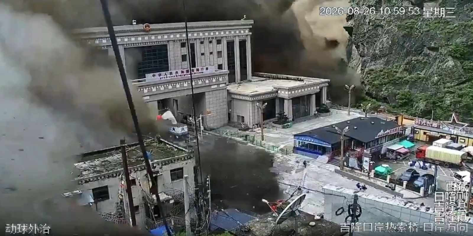 西藏吉隆口岸大樓26日上午遭山洪瞬間淹沒。（翻攝自X）