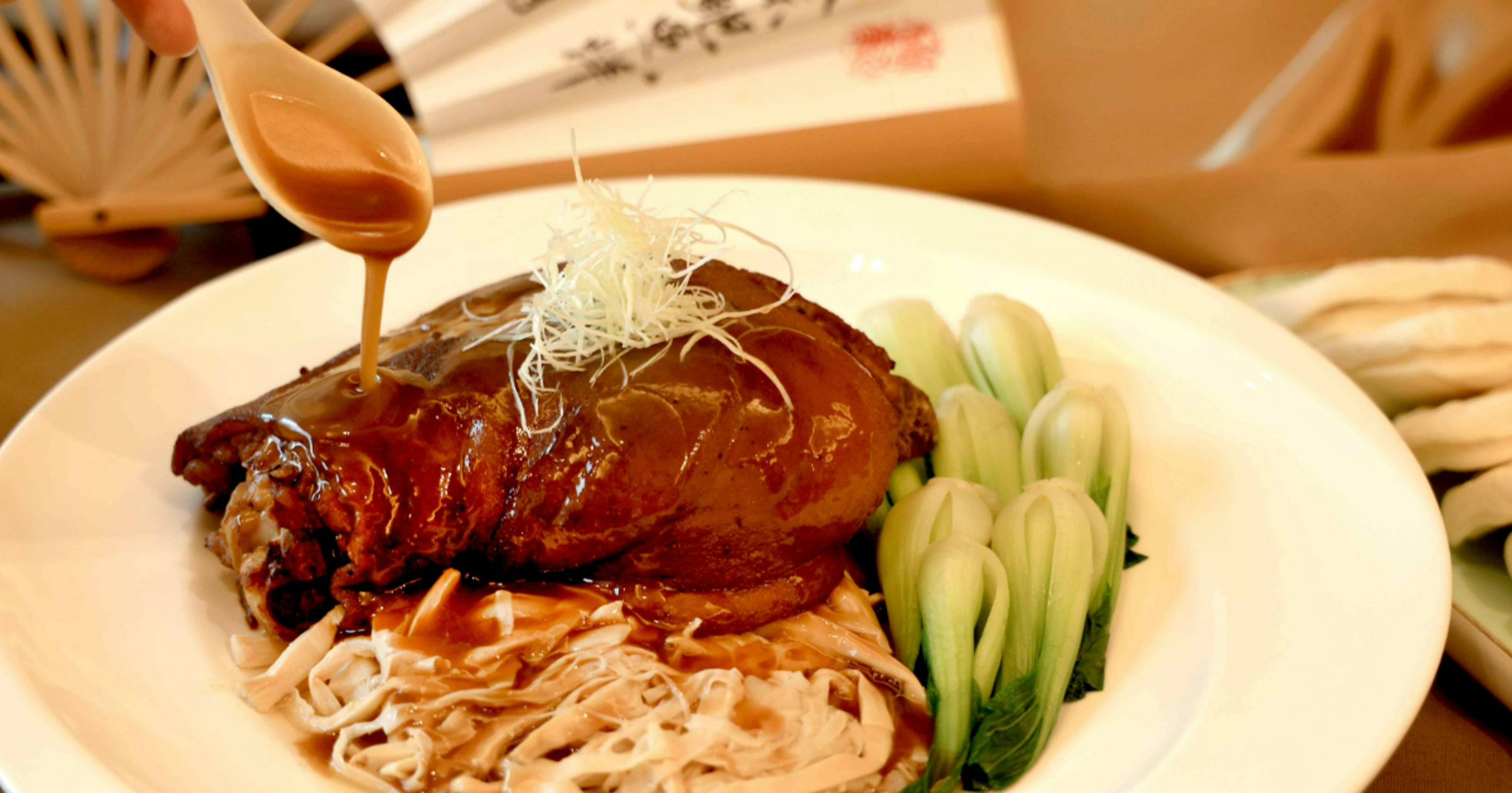 為慶祝大地酒店創立十年，奇岩一號與焦桐聯手推出東坡宴。（大地酒店提供）