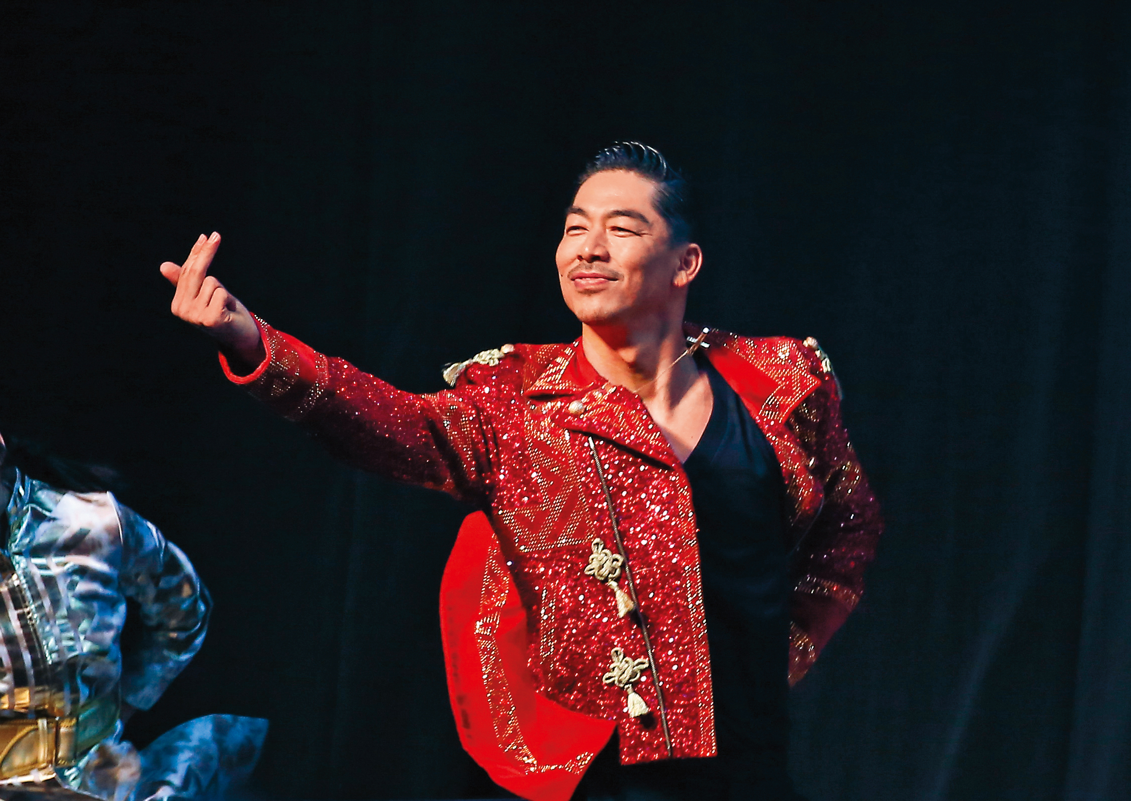 Akira這手勢莫非是快失傳的武林絕學「金手指」？