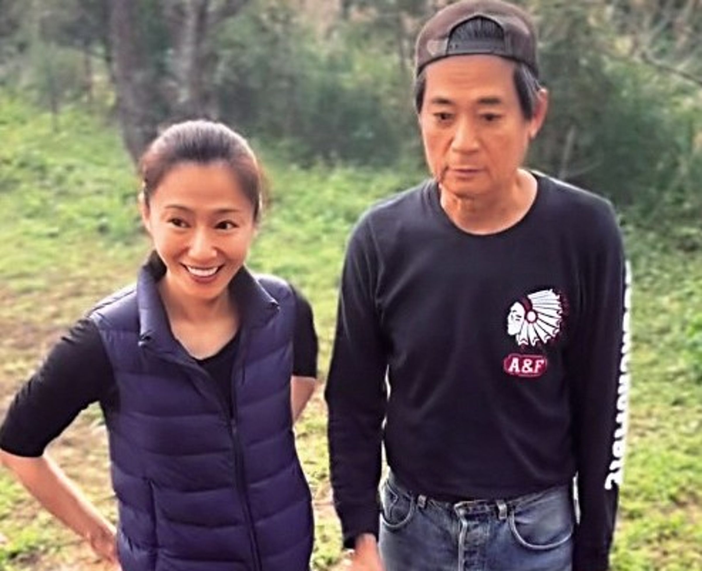 侯怡君(左)與蕭大陸(右)偶而會曬恩愛,比如今年就拍攝野營燒烤短片向好友拜年。(翻攝自侯怡君臉書)