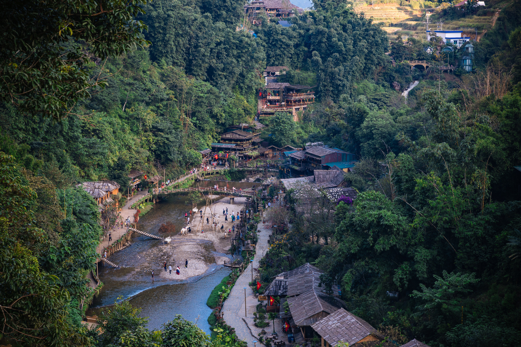 吉吉村為隱身山林的赫蒙族聚落，從制高點向下看，這畫面有如夢裡的景色。