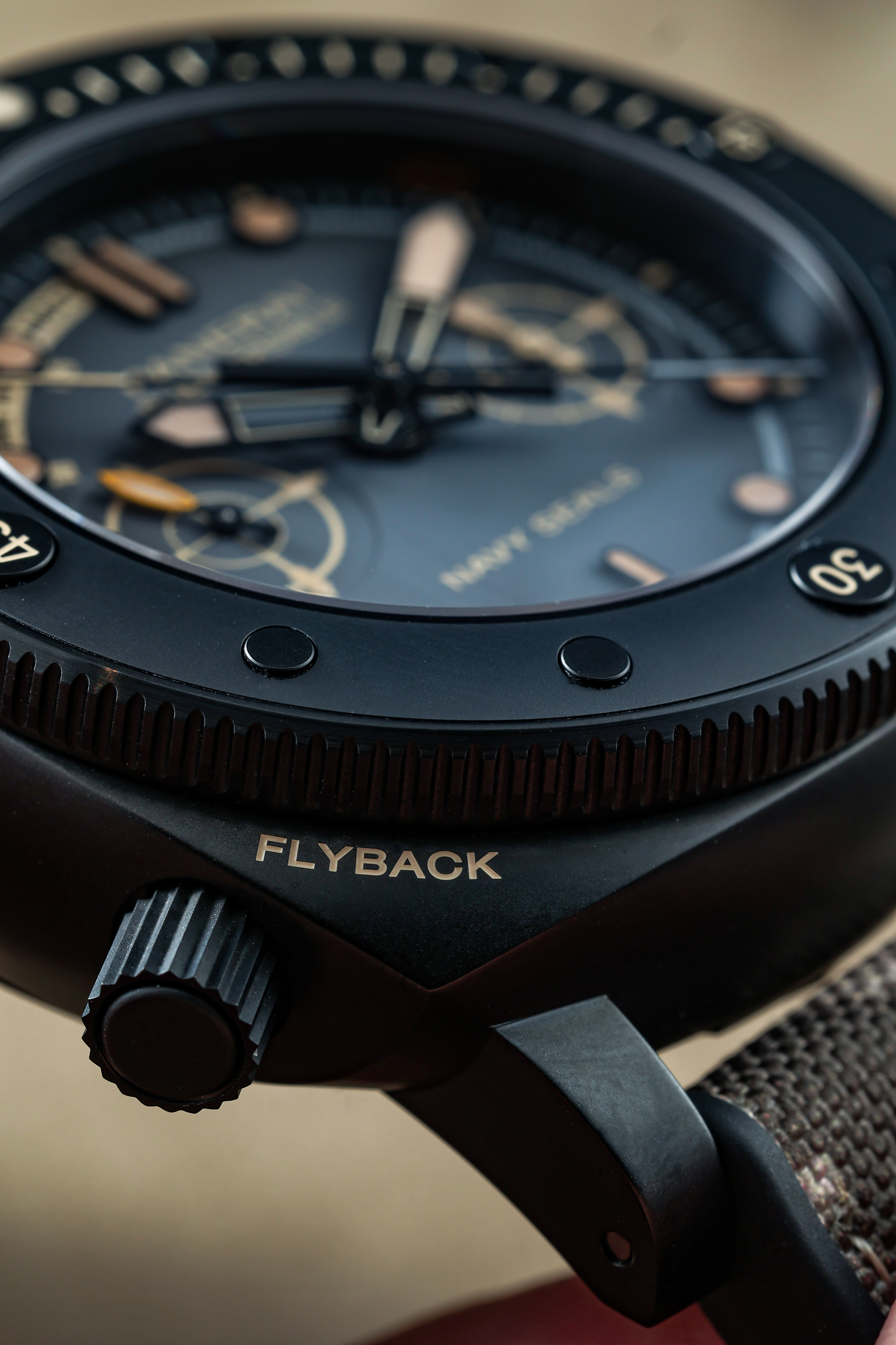 PAM01521的FLYBACK字樣放到8點鐘位置錶殼。