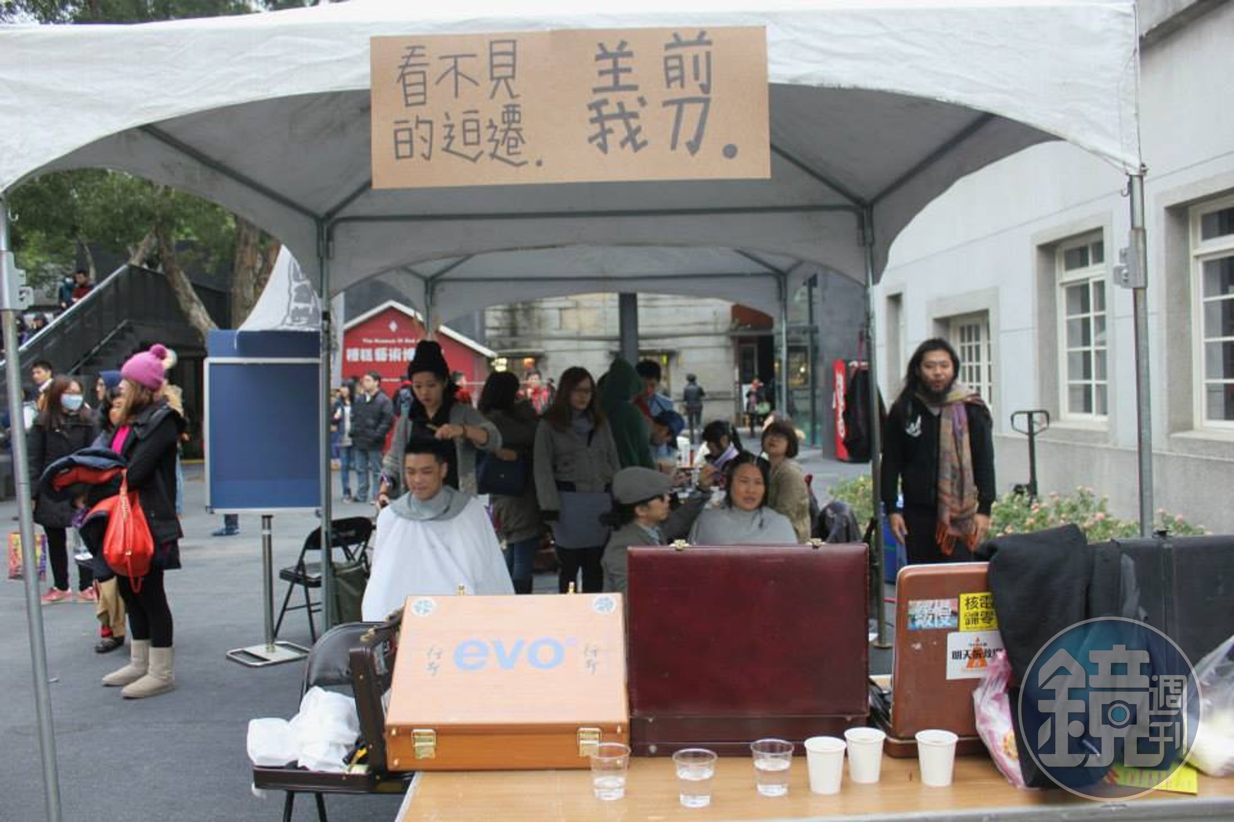行者曾跑遍全台進行義剪。這是2013年為流浪狗募款的義剪活動。（行者提供）
