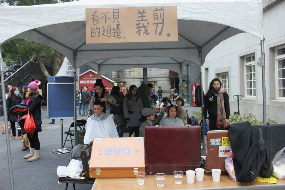 行者曾跑遍全台進行義剪。這是2013年為流浪狗募款的義剪活動。(行者提供)