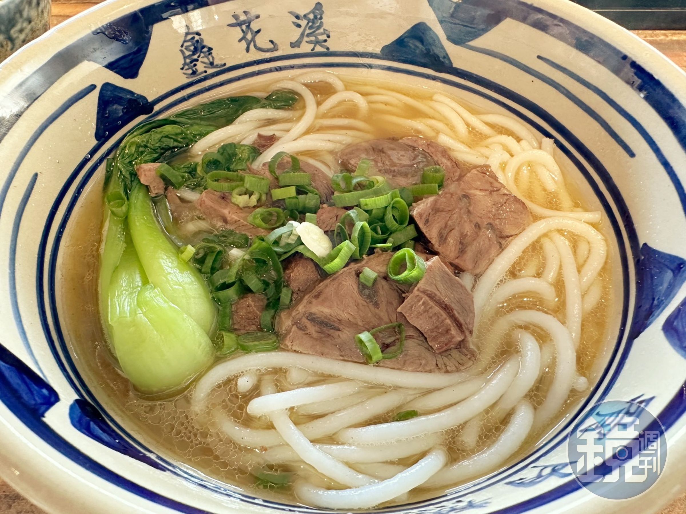 通常我會先嘗一口「靈魂」也就是湯頭,那一秒會決定我對眼前這碗料理的喜好度,鑫花溪的「經典原汁半筋半肉米粉」湯頭正是會打動我的口味。