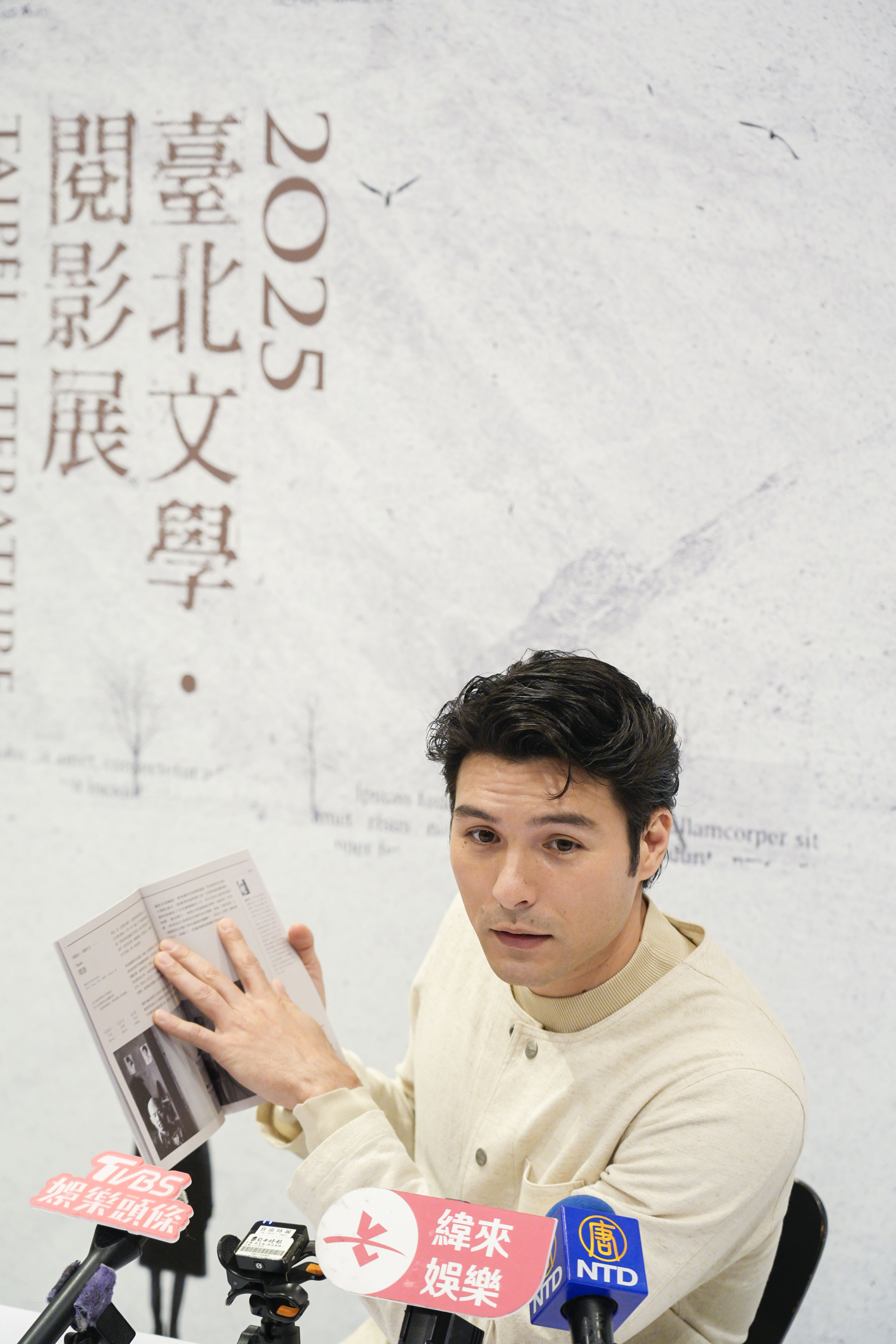 說起展映的電影,鳳小岳翻閱影展手冊,一部部展示他想看或者推薦的片單。