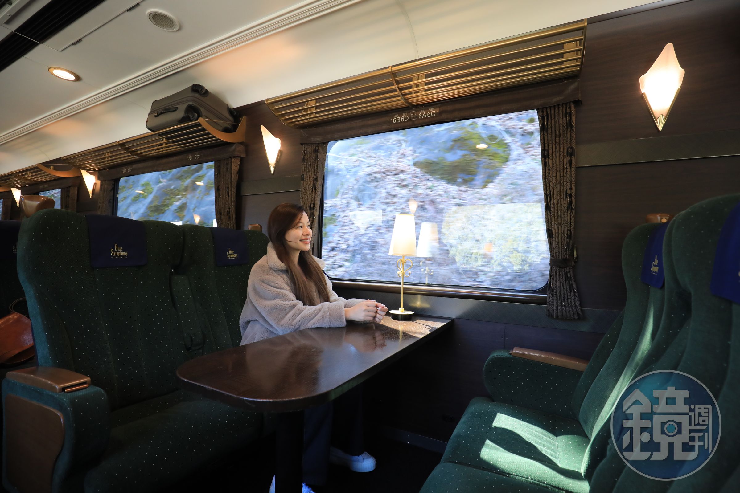 主打大人系旅行的青の交響曲,車廂內所有座位均為2排與1排的寬敞豪華座椅,並設置了3至4人使用的「沙龍座席」與「雙人座席」。