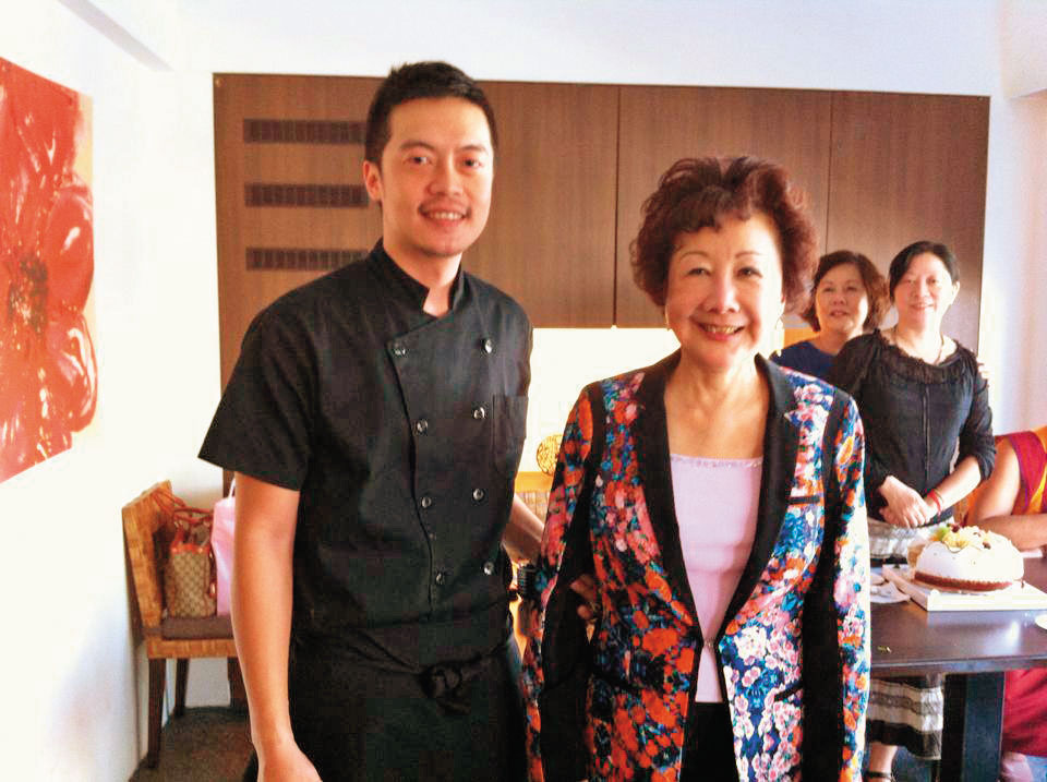 十多年前，蘇思源（前左）首次創業開設蔬食館，連當時的市長夫人邵曉鈴（前右）都是賓客，但整體經營沒作好，以賠錢作收。（蘇思源提供）